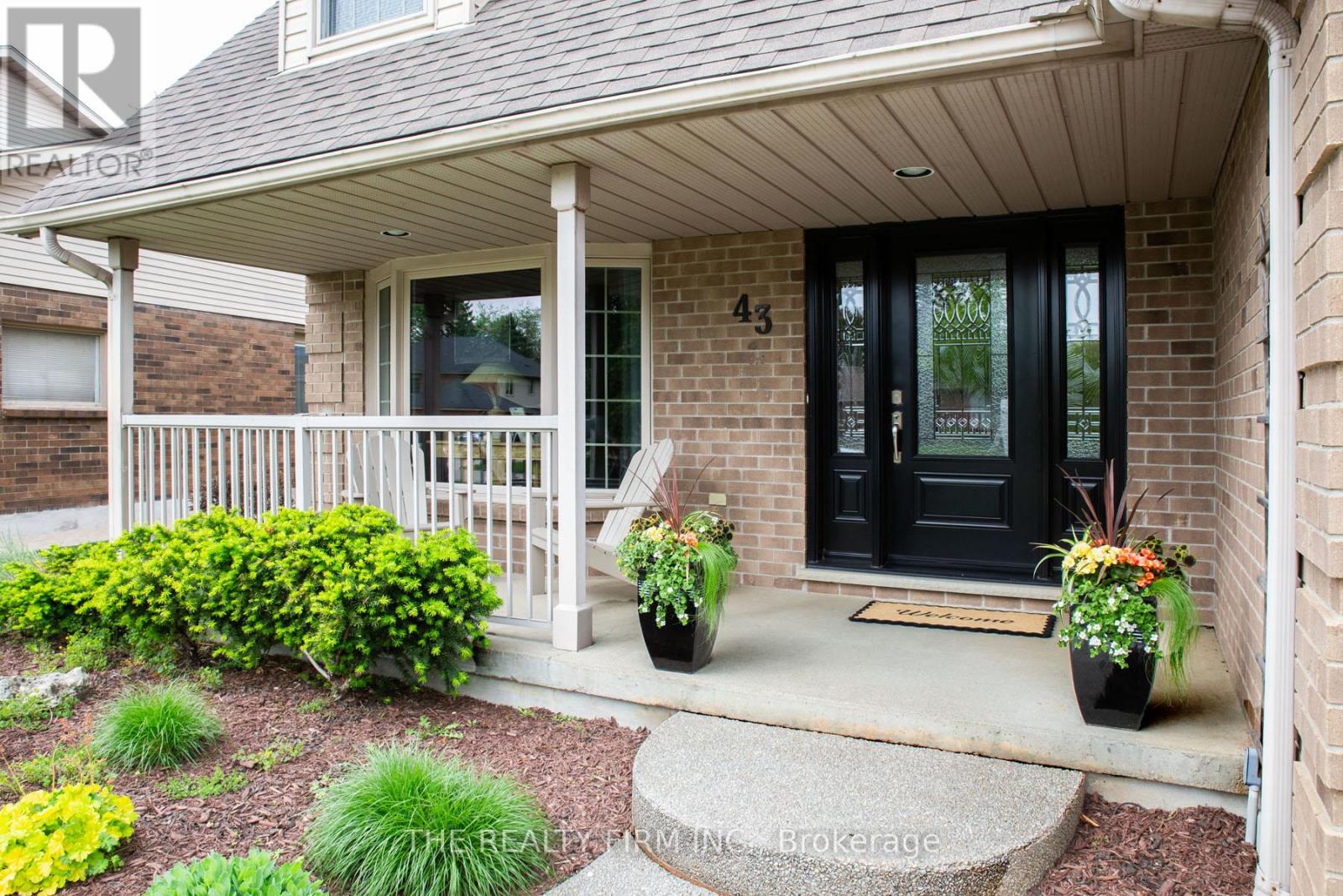 43 September Crescent, London South, Ontario  N6K 4E3 - Photo 2 - X12165414