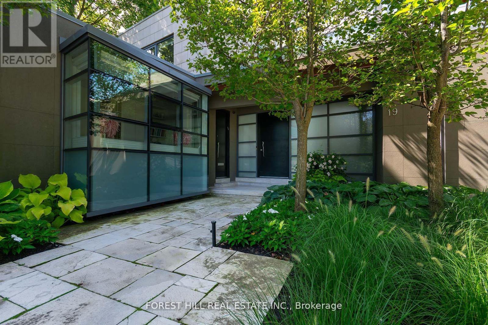 19 Alderbrook Drive, Toronto, Ontario  M3B 1E3 - Photo 2 - C12165078