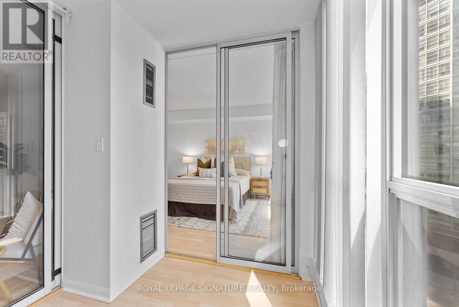 610 - 24 Wellesley Street W, Toronto, Ontario  M4Y 2X6 - Photo 18 - C12165141