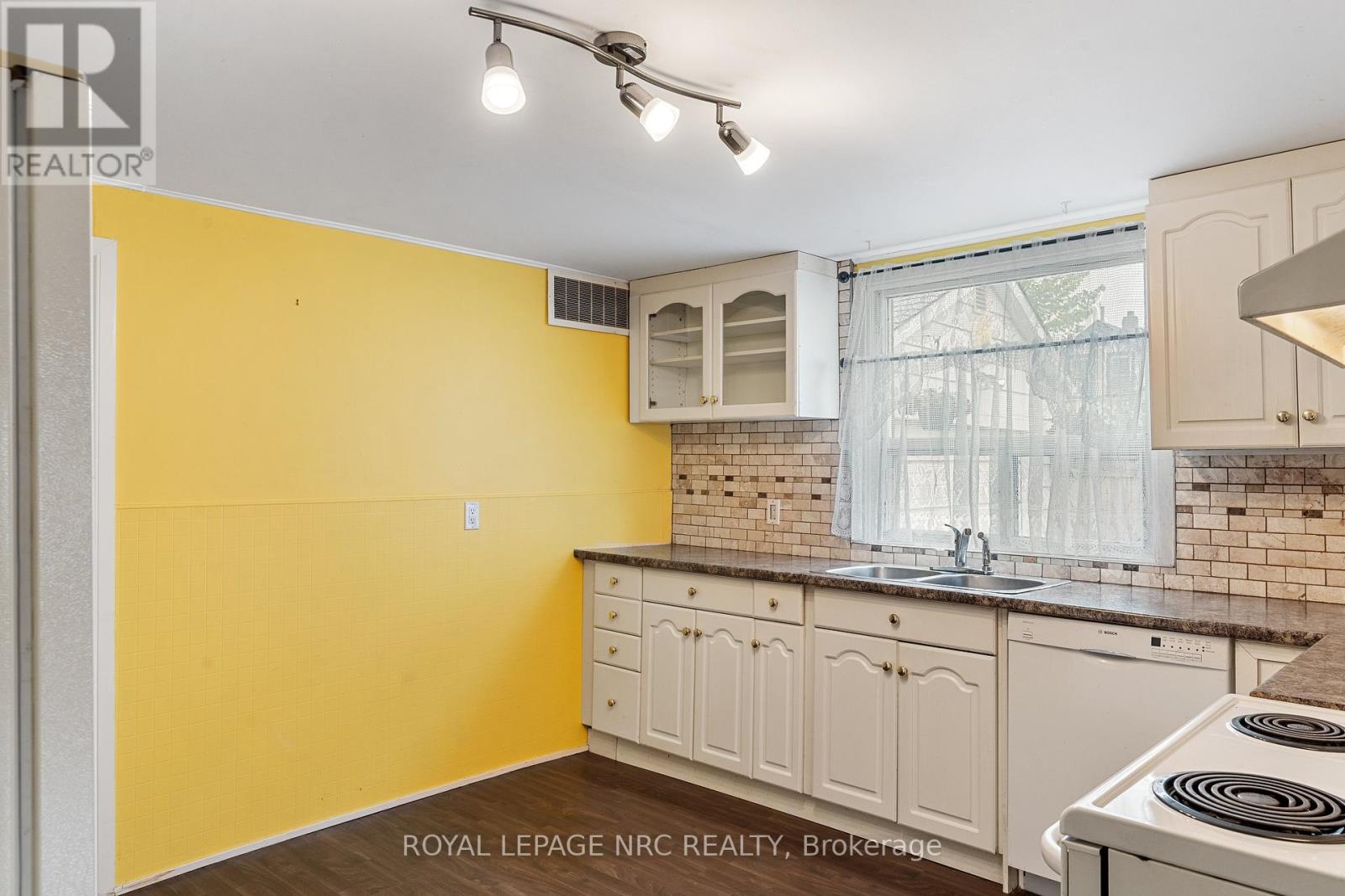 4 Moote Street, St. Catharines (Fairview), Ontario  L2N 1B2 - Photo 12 - X12165413