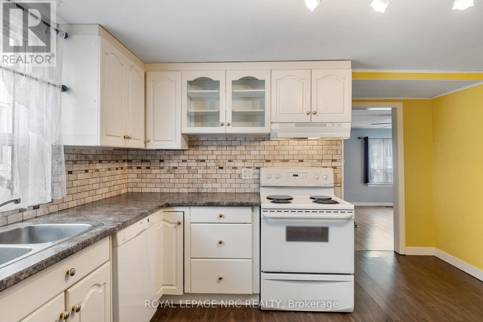 4 Moote Street, St. Catharines (Fairview), Ontario  L2N 1B2 - Photo 14 - X12165413