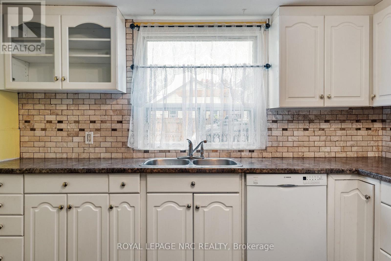 4 Moote Street, St. Catharines (Fairview), Ontario  L2N 1B2 - Photo 15 - X12165413
