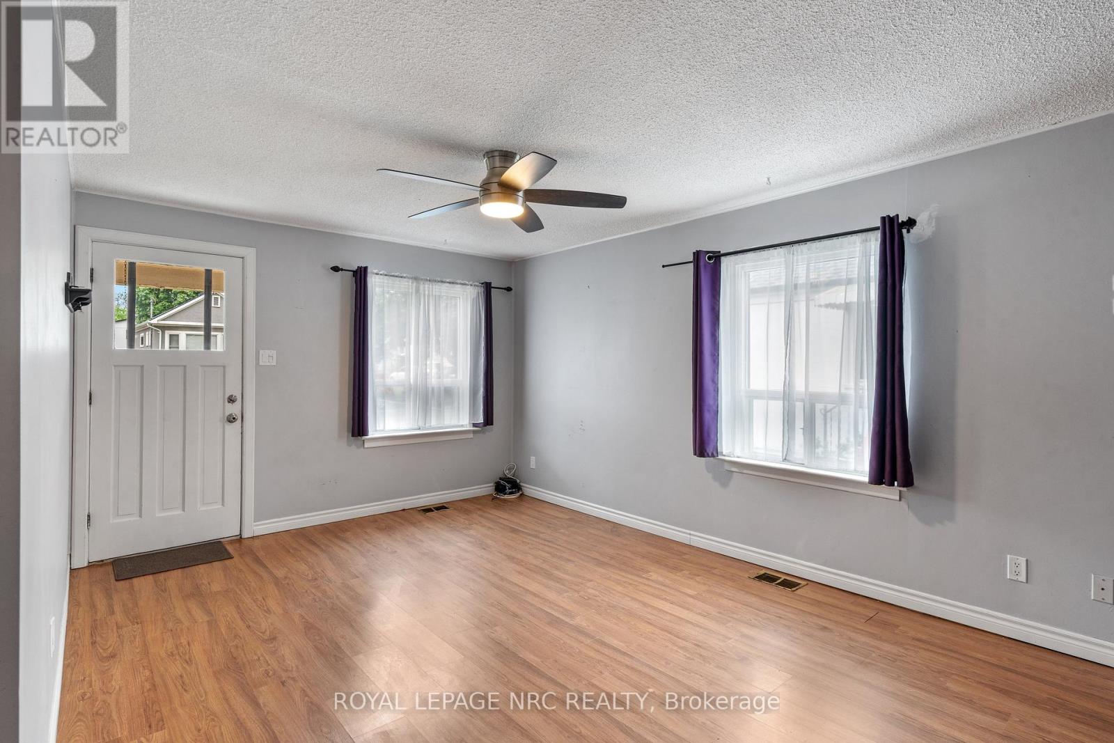4 Moote Street, St. Catharines (Fairview), Ontario  L2N 1B2 - Photo 6 - X12165413