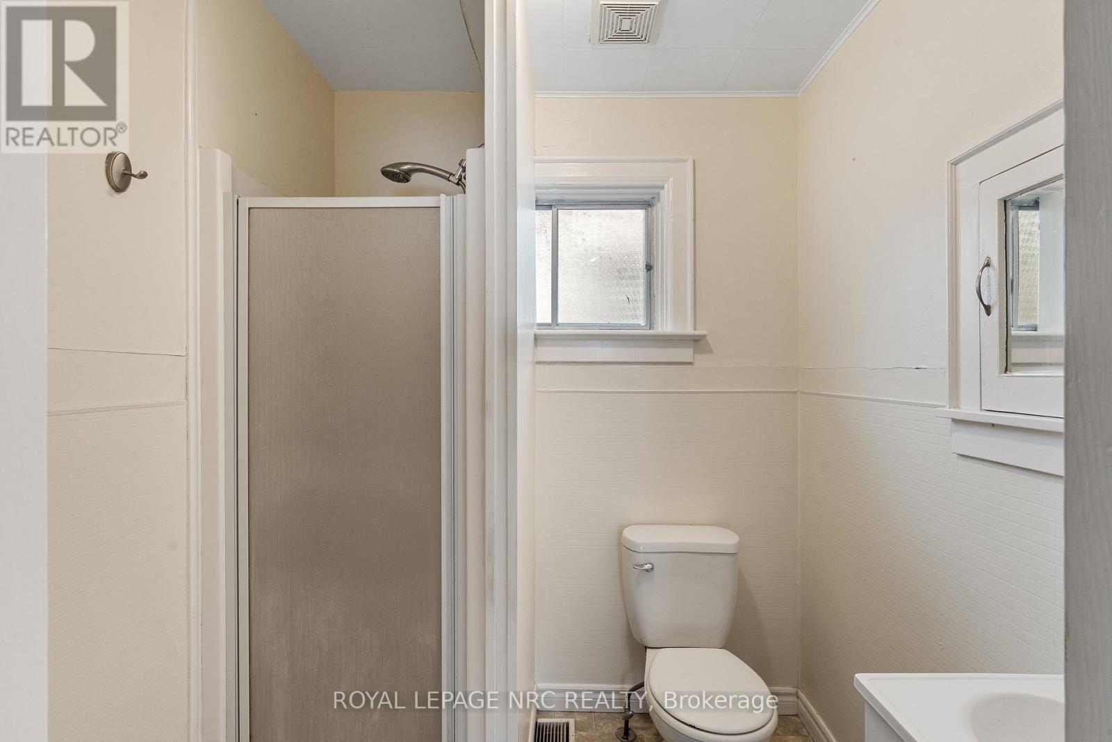 4 Moote Street, St. Catharines (Fairview), Ontario  L2N 1B2 - Photo 8 - X12165413