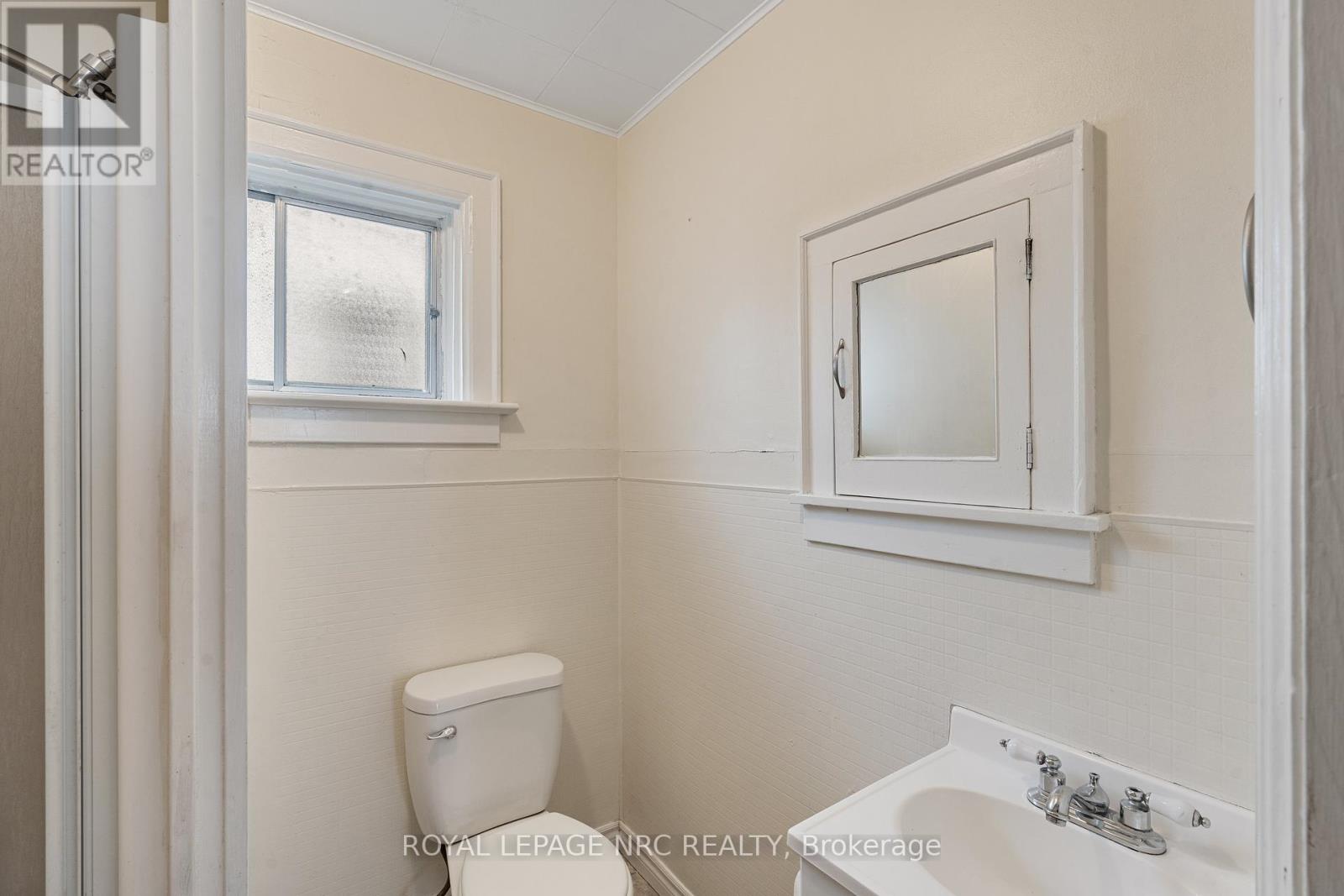 4 Moote Street, St. Catharines (Fairview), Ontario  L2N 1B2 - Photo 9 - X12165413