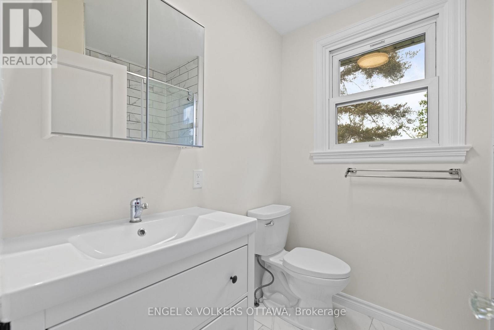1960 Alta Vista Drive, Ottawa, Ontario  K1H 7K8 - Photo 17 - X12165392