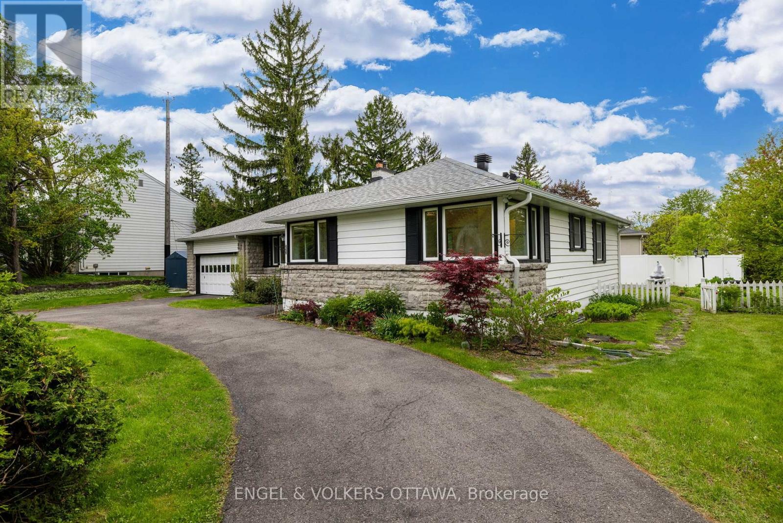 1960 Alta Vista Drive, Ottawa, Ontario  K1H 7K8 - Photo 2 - X12165392