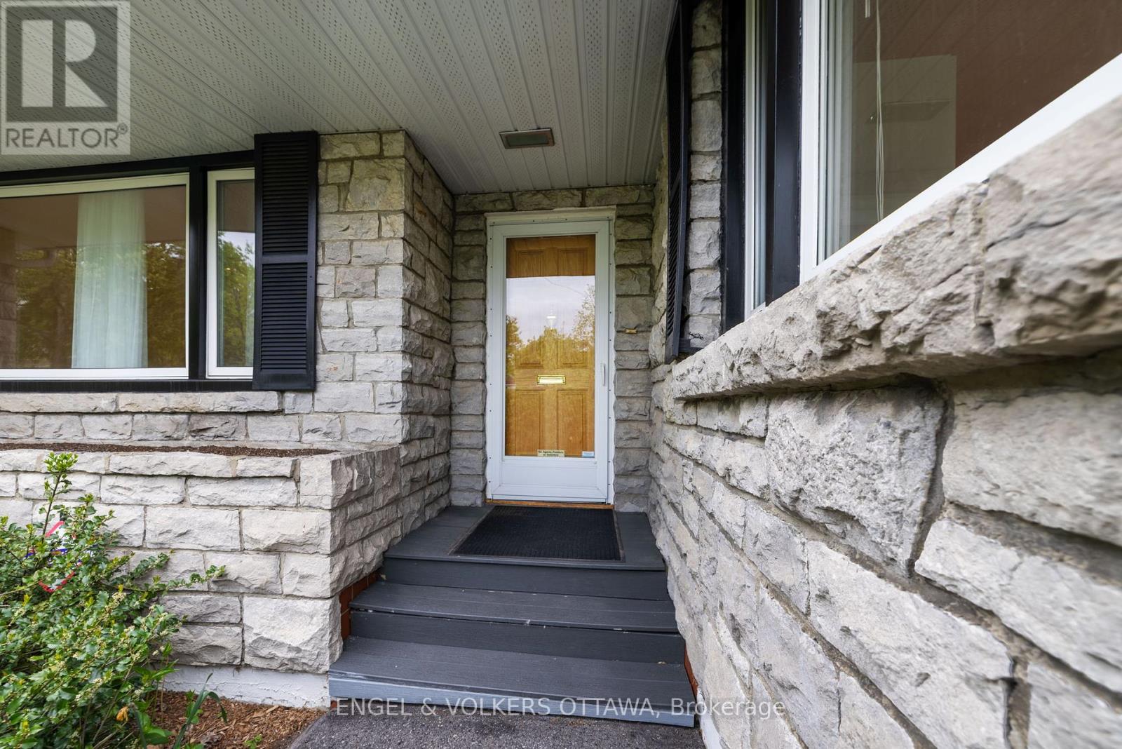 1960 Alta Vista Drive, Ottawa, Ontario  K1H 7K8 - Photo 3 - X12165392