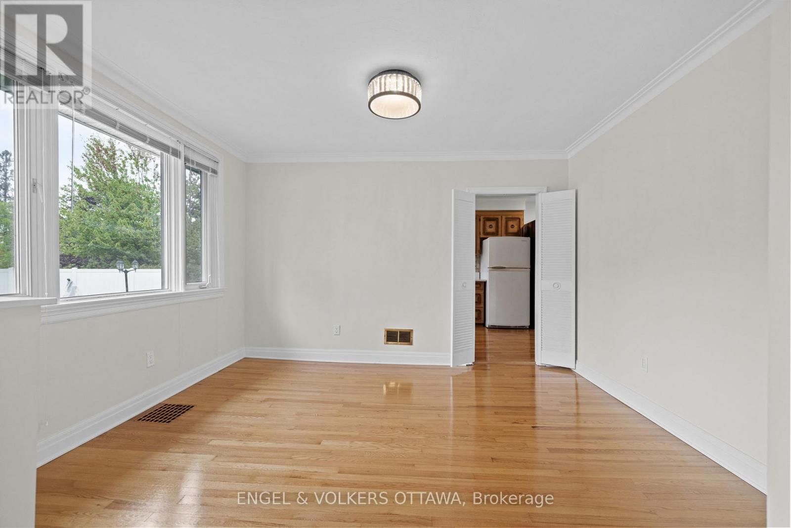 1960 Alta Vista Drive, Ottawa, Ontario  K1H 7K8 - Photo 8 - X12165392