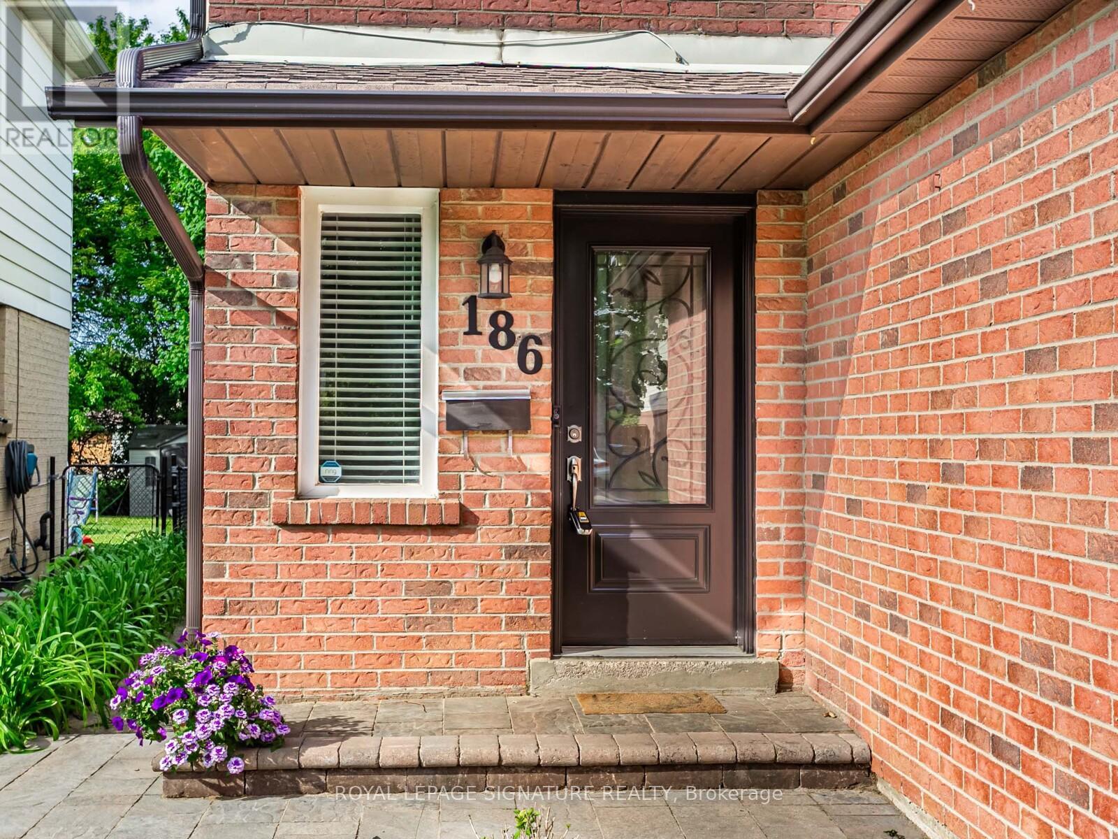 186 Martindale Crescent, Brampton, Ontario  L6X 2V2 - Photo 4 - W12165081