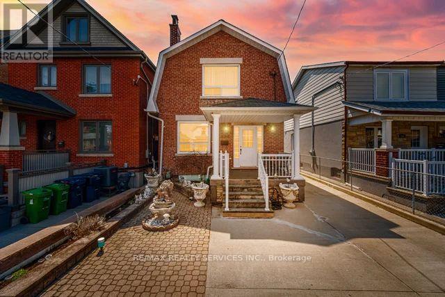 <div class="slider-price">$1,249,900</div><p>444 Maybank Avenue, Toronto, Ontario</p>