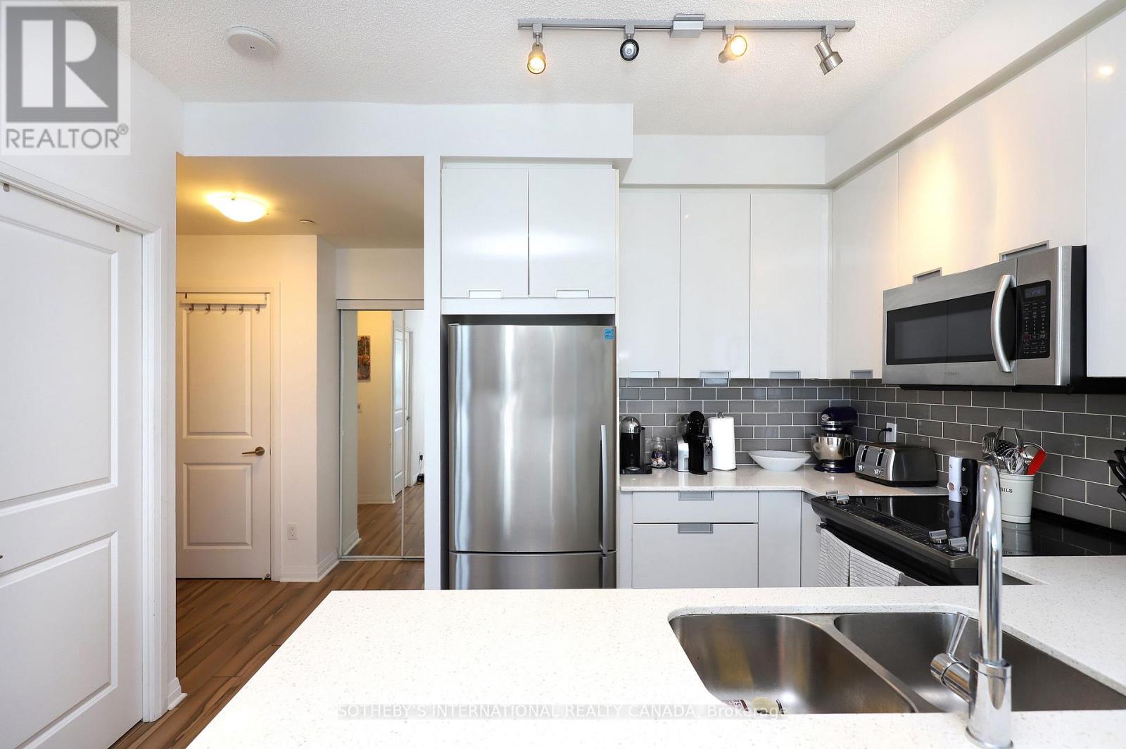1801 - 75 Eglinton Avenue E, Mississauga, Ontario  L5R 0E5 - Photo 2 - W12165168