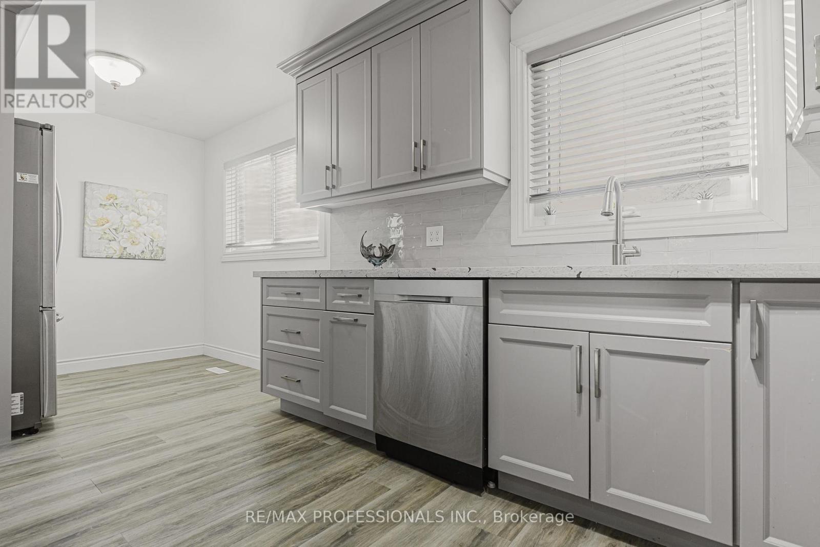 2416 Malcolm Crescent, Burlington, Ontario  L7P 3Y4 - Photo 2 - W12165209