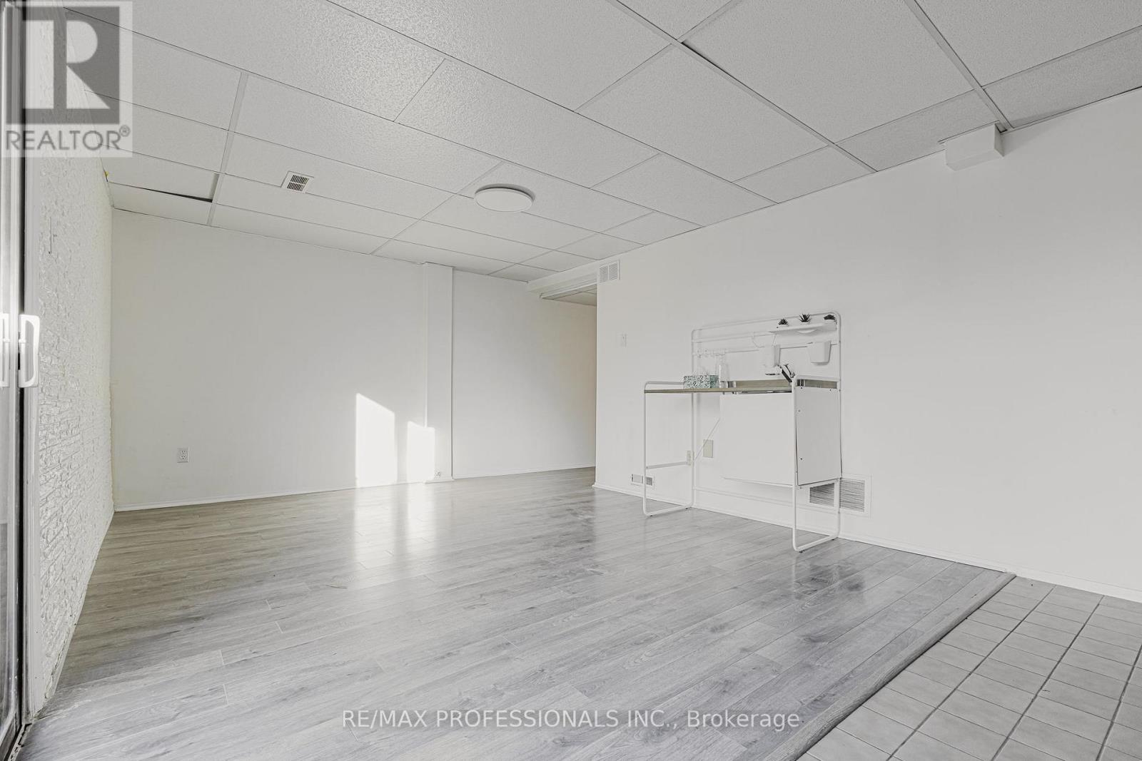 2416 Malcolm Crescent, Burlington, Ontario  L7P 3Y4 - Photo 24 - W12165209