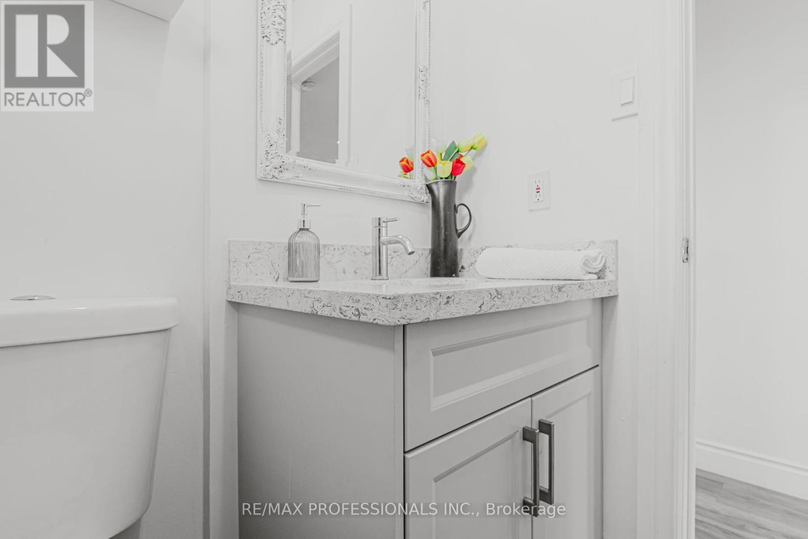 2416 Malcolm Crescent, Burlington, Ontario  L7P 3Y4 - Photo 8 - W12165209