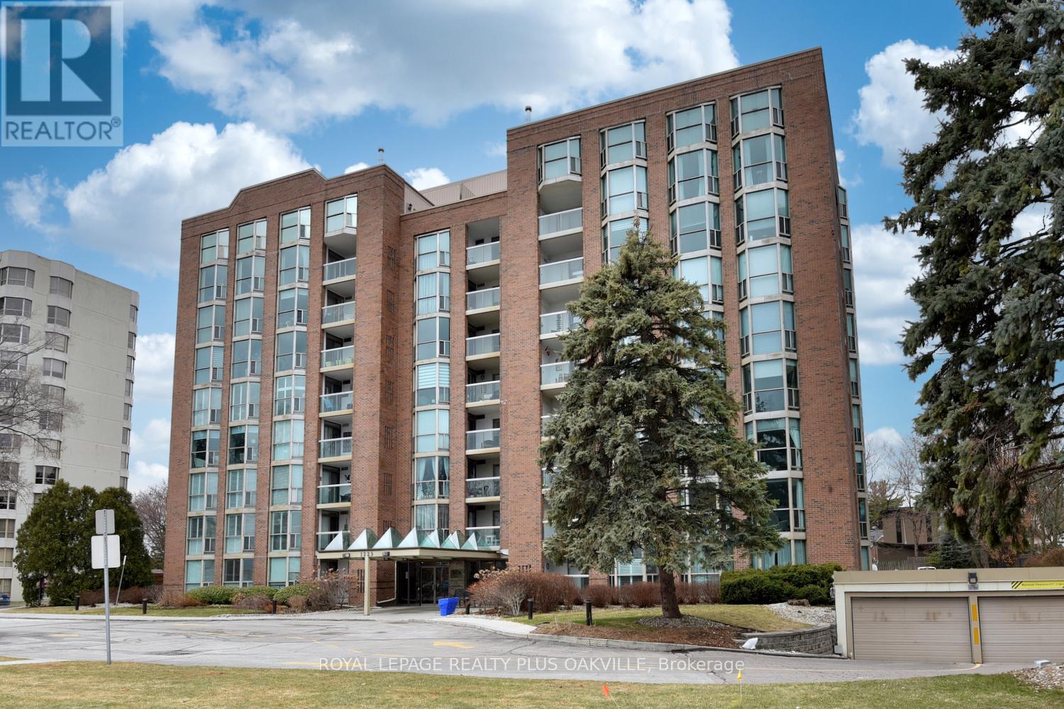 404 - 1225 North Shore Boulevard E, Burlington, Ontario  L7S 1Z6 - Photo 1 - W12165213