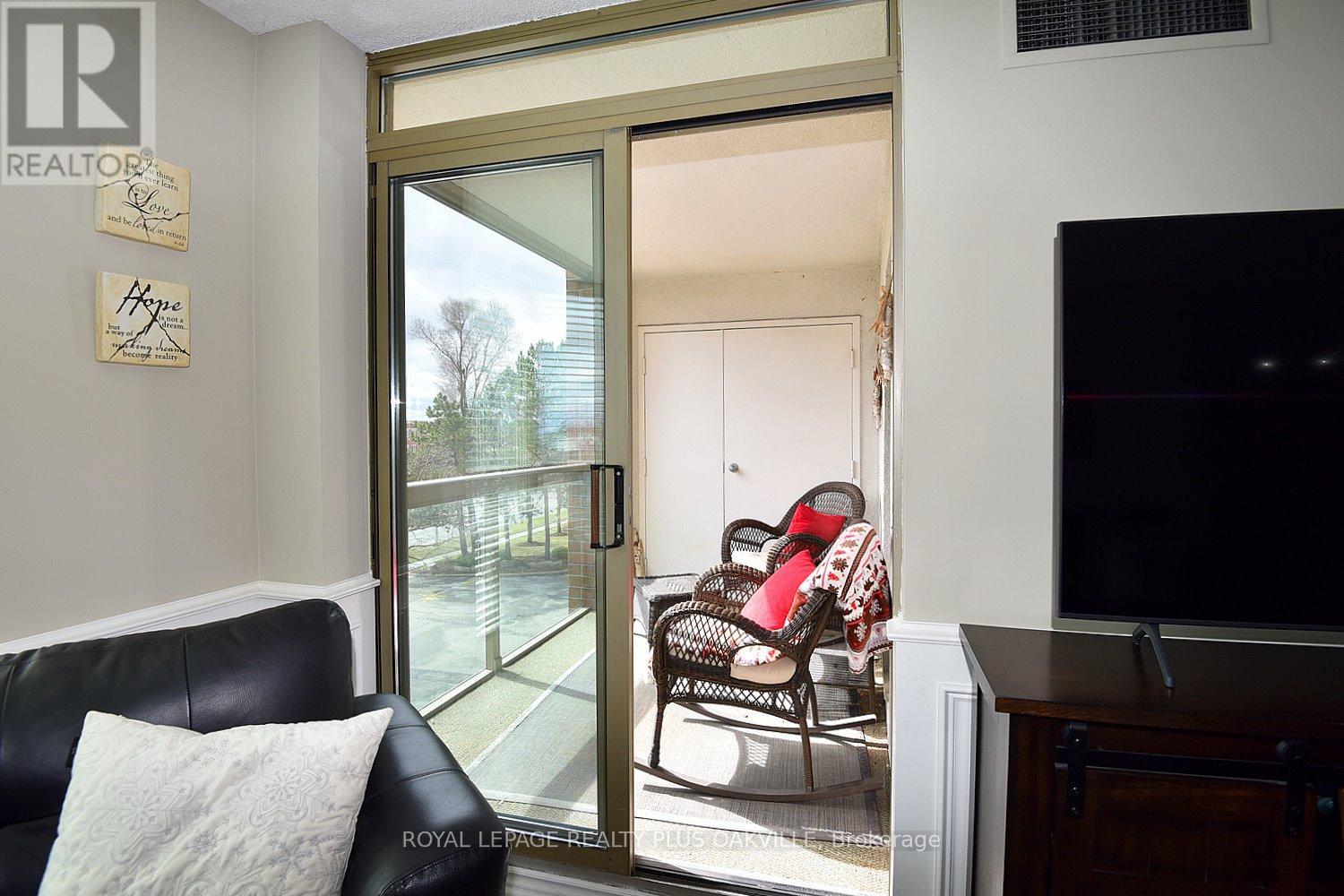 404 - 1225 North Shore Boulevard E, Burlington, Ontario  L7S 1Z6 - Photo 6 - W12165213