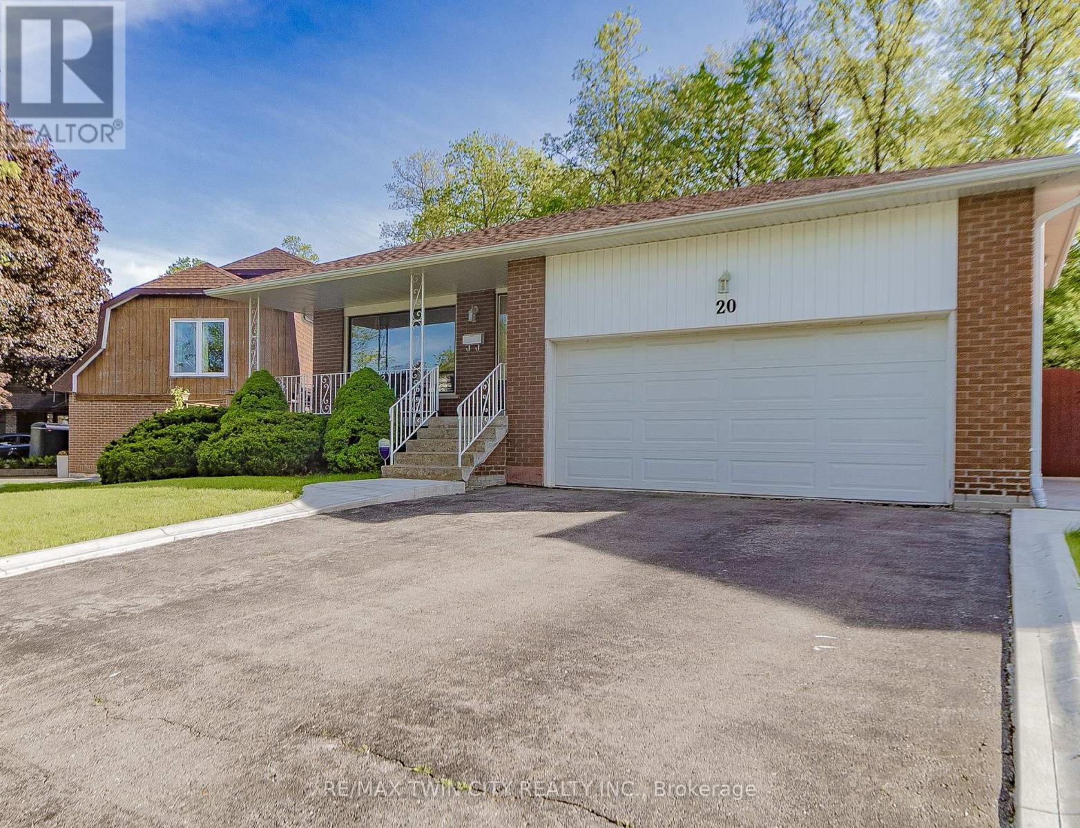 20 Manorcrest Street, Brampton, Ontario  L6S 2X1 - Photo 2 - W12165282
