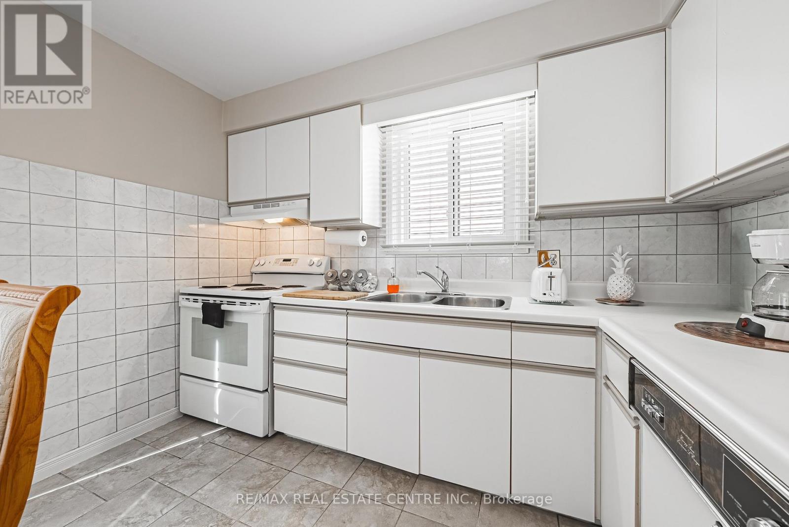 27 Westchester Drive, Kitchener, Ontario  N2B 3M7 - Photo 13 - X12165304