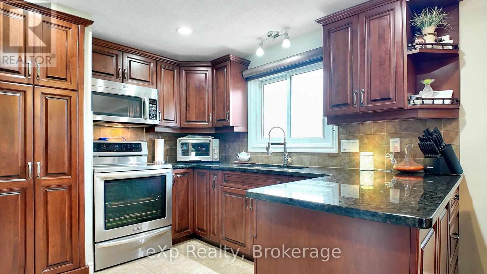 12 Karin Crescent, Brockton, Ontario  N0G 2V0 - Photo 7 - X12165635