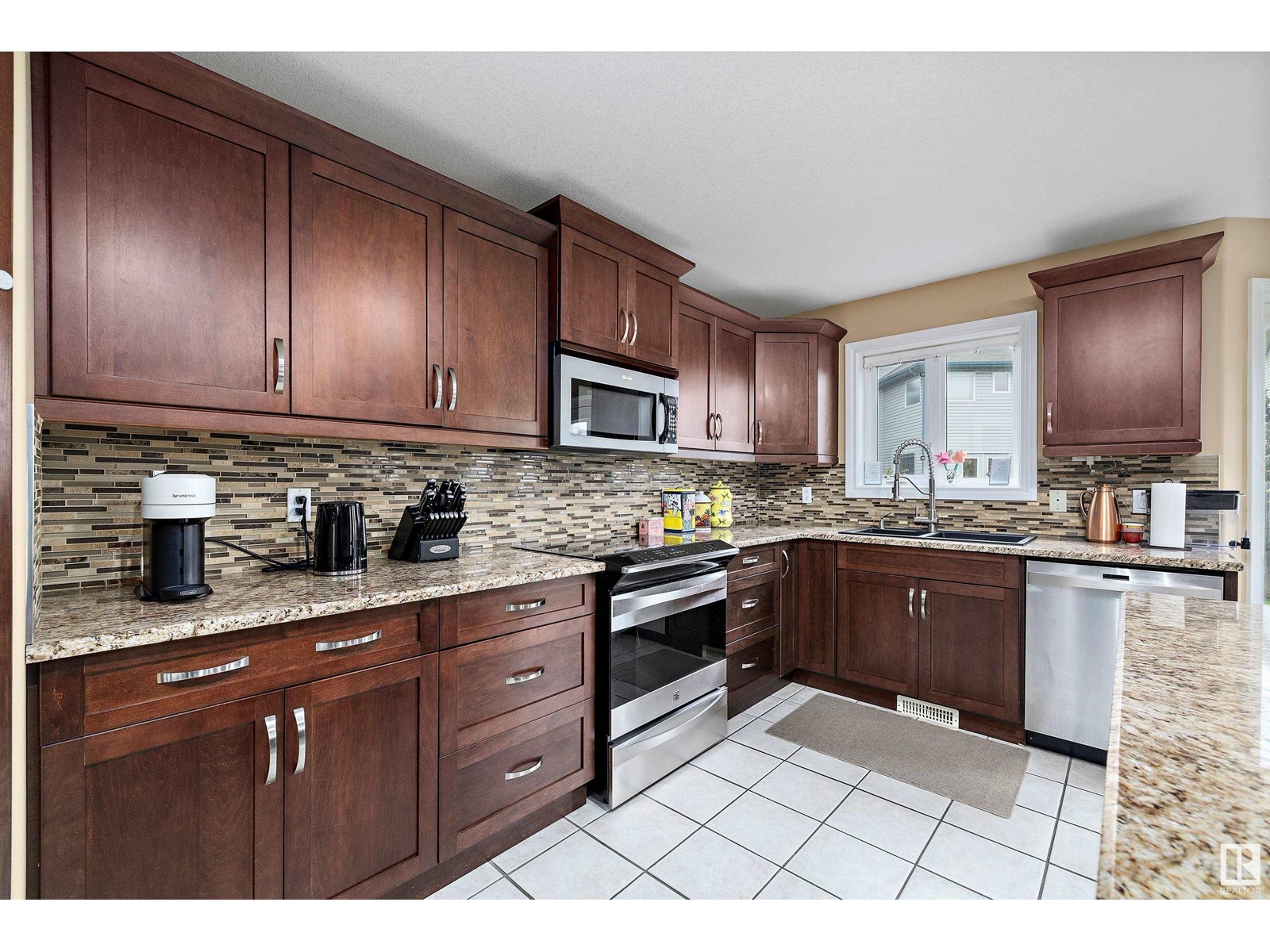 Property at 17936 87 ST NW image 3