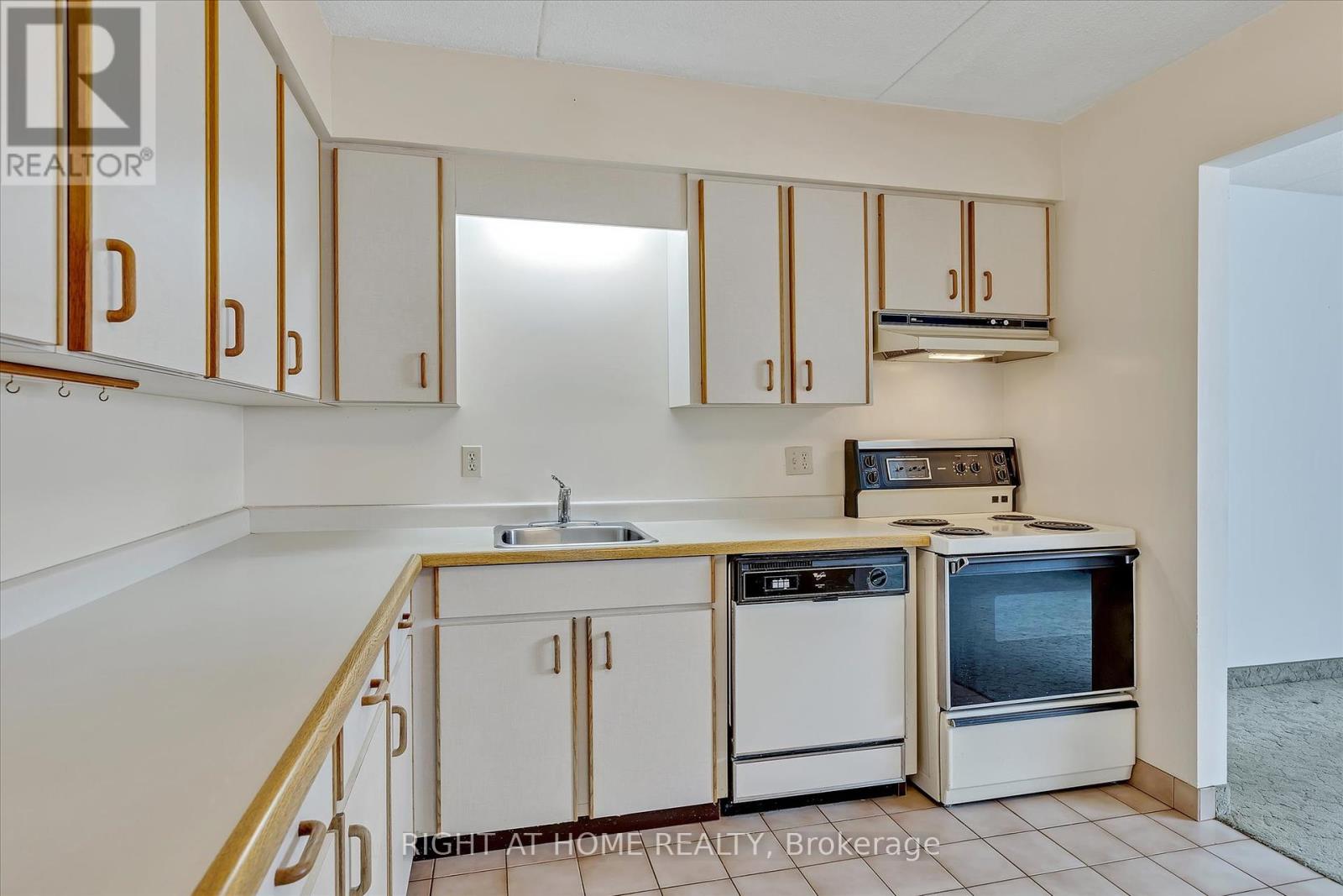 208 - 795 Sherbrooke Street, Peterborough West, Ontario  K9J 2R2 - Photo 25 - X12165777