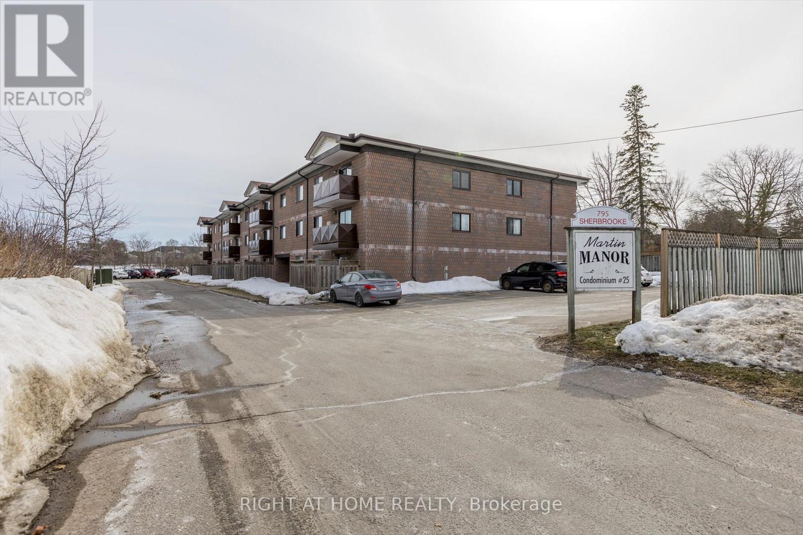 208 - 795 Sherbrooke Street, Peterborough West, Ontario  K9J 2R2 - Photo 5 - X12165777