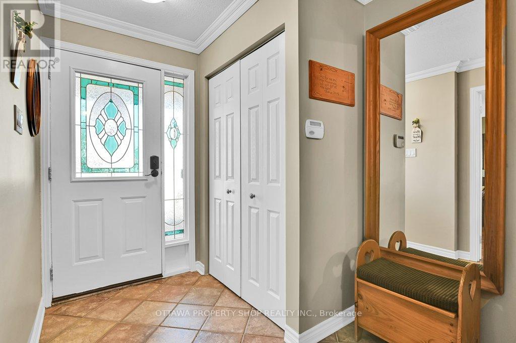 6156 Vineyard Drive, Ottawa, Ontario  K1C 2N6 - Photo 4 - X12165695