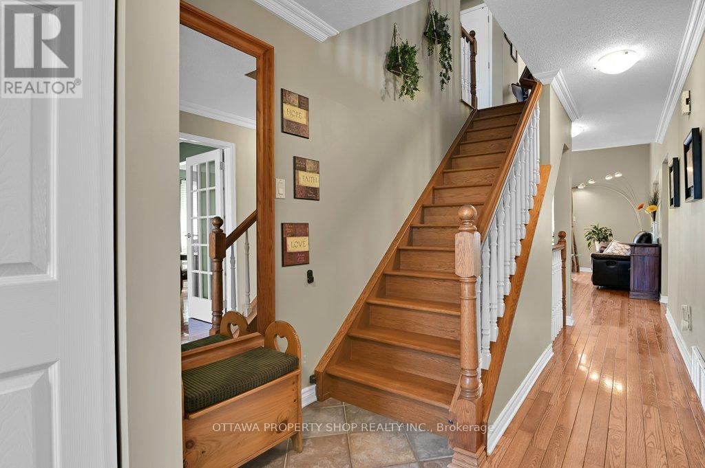 6156 Vineyard Drive, Ottawa, Ontario  K1C 2N6 - Photo 5 - X12165695