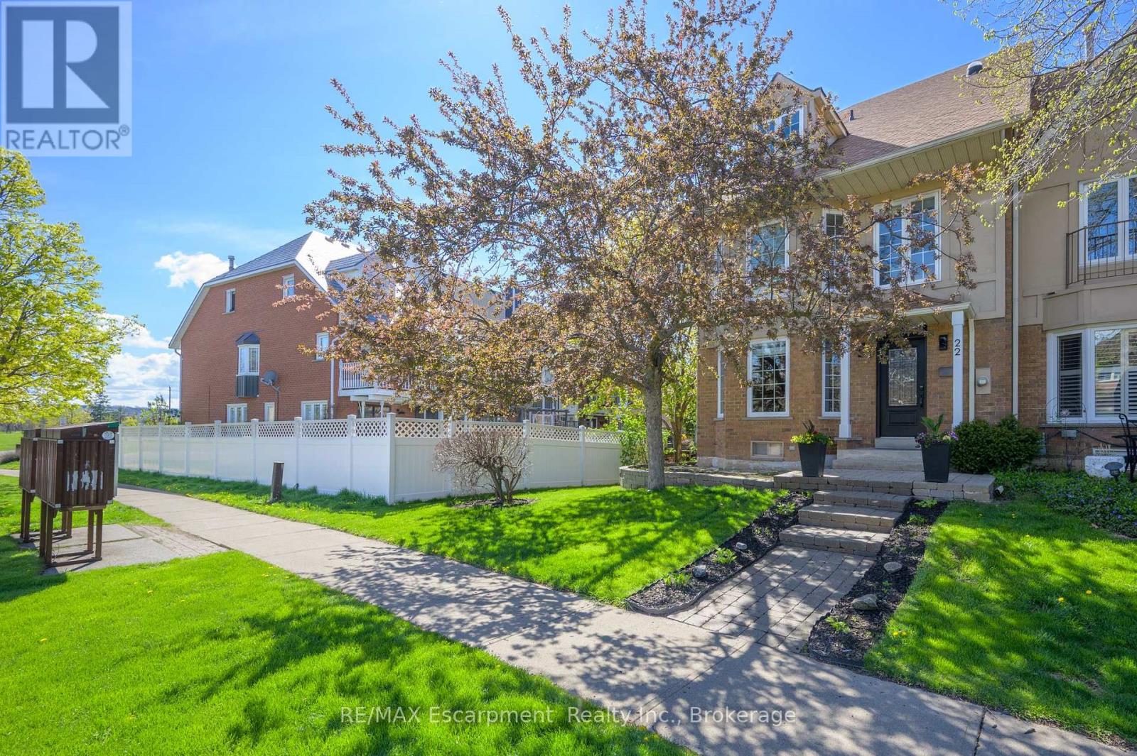 22 Waterford Crescent, Hamilton, Ontario  L8E 4Z9 - Photo 2 - X12165765