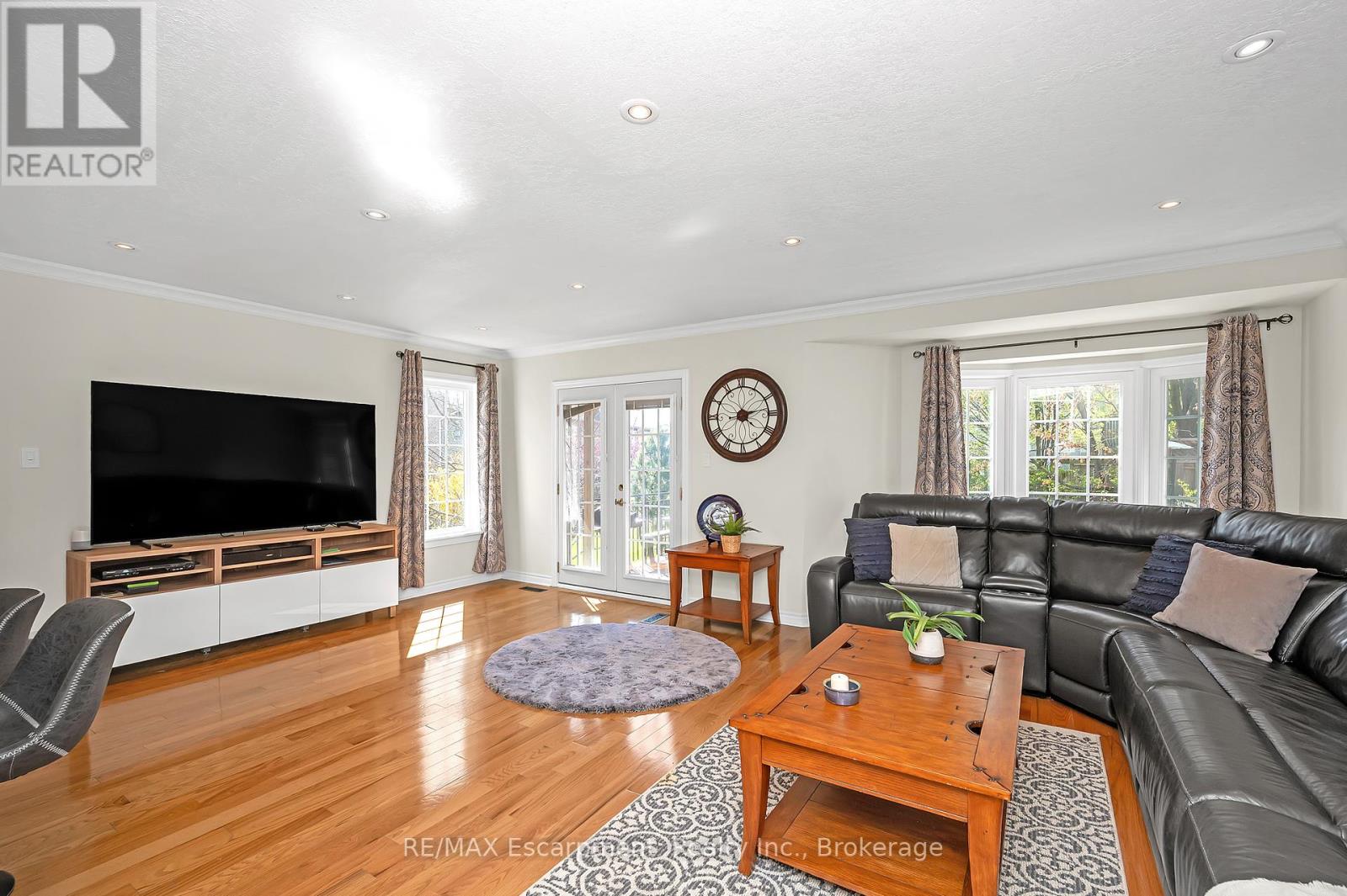 22 Waterford Crescent, Hamilton, Ontario  L8E 4Z9 - Photo 9 - X12165765