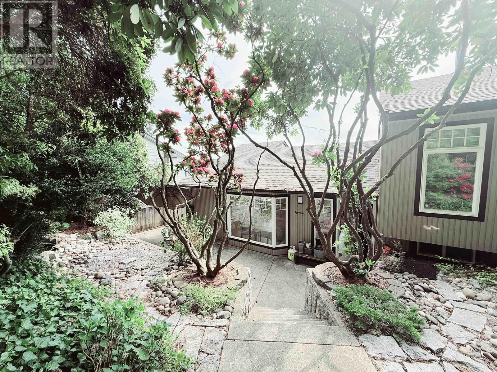 Property at 18 AXFORD BAY image 1