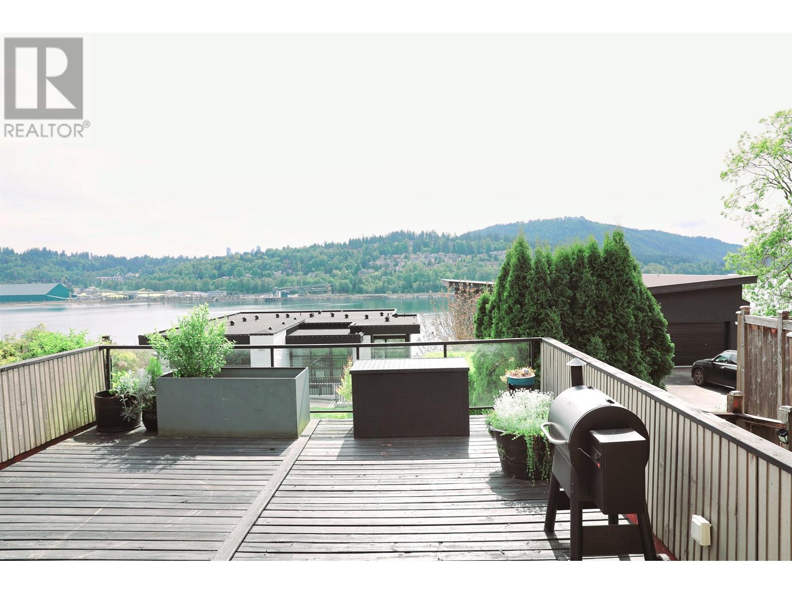 Property at 18 AXFORD BAY image 2