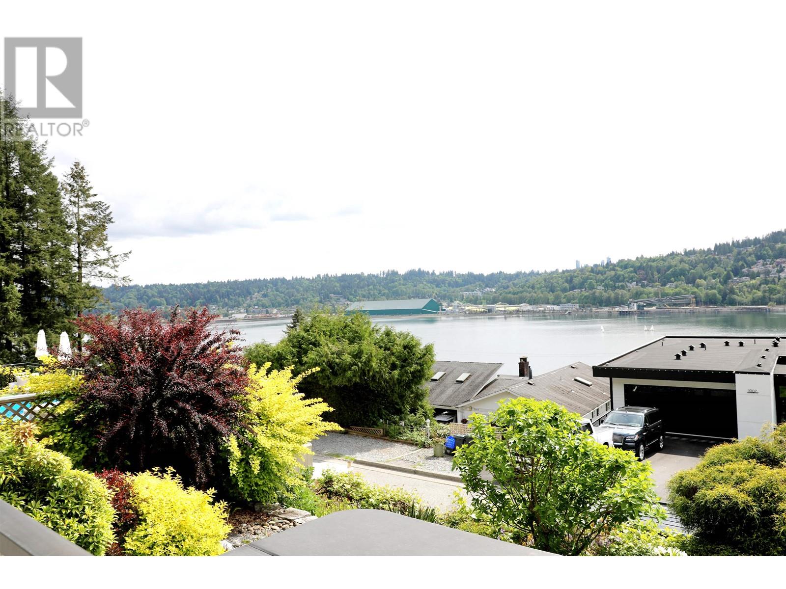 Property at 18 AXFORD BAY image 4