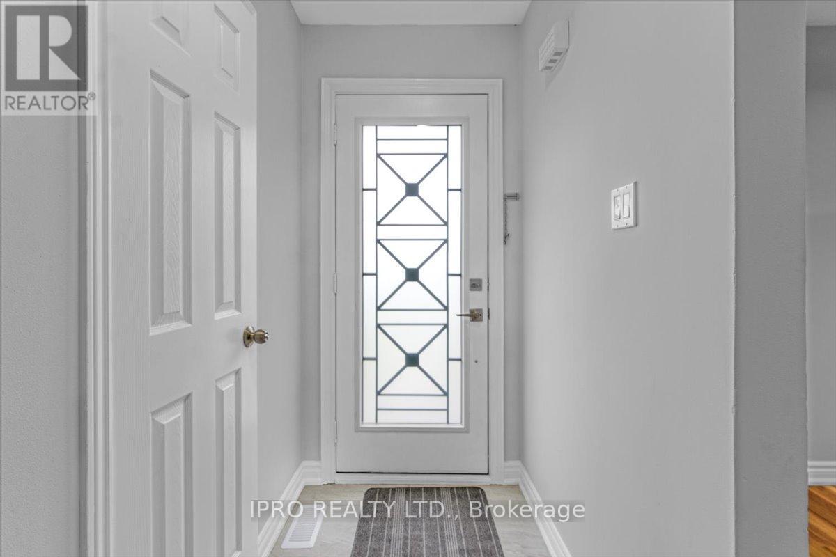 407 Hickling Trail, Barrie, Ontario  L4M 6B2 - Photo 4 - S12165620