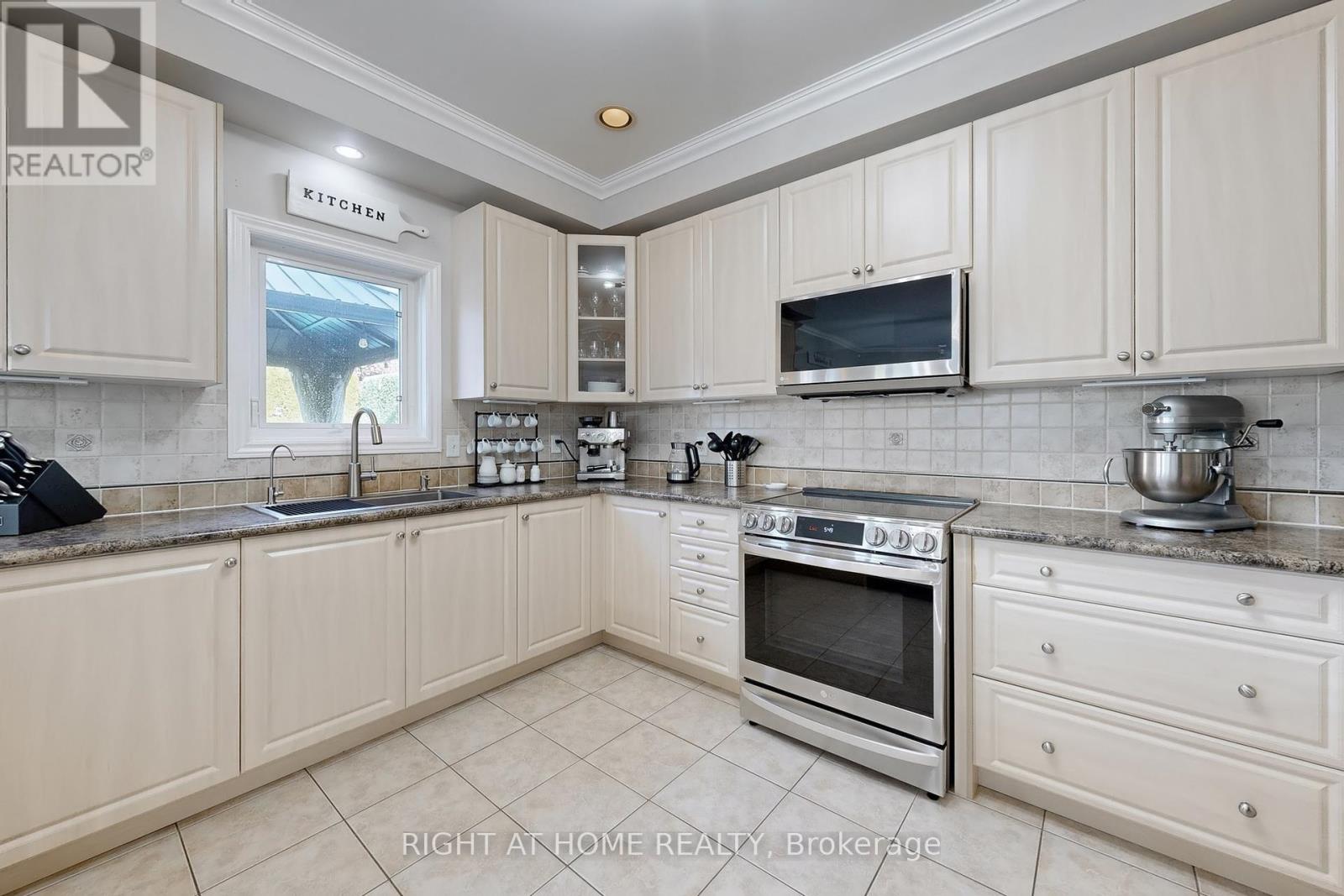 418 Mapleton Avenue, Barrie, Ontario  L4N 0Z9 - Photo 6 - S12165726