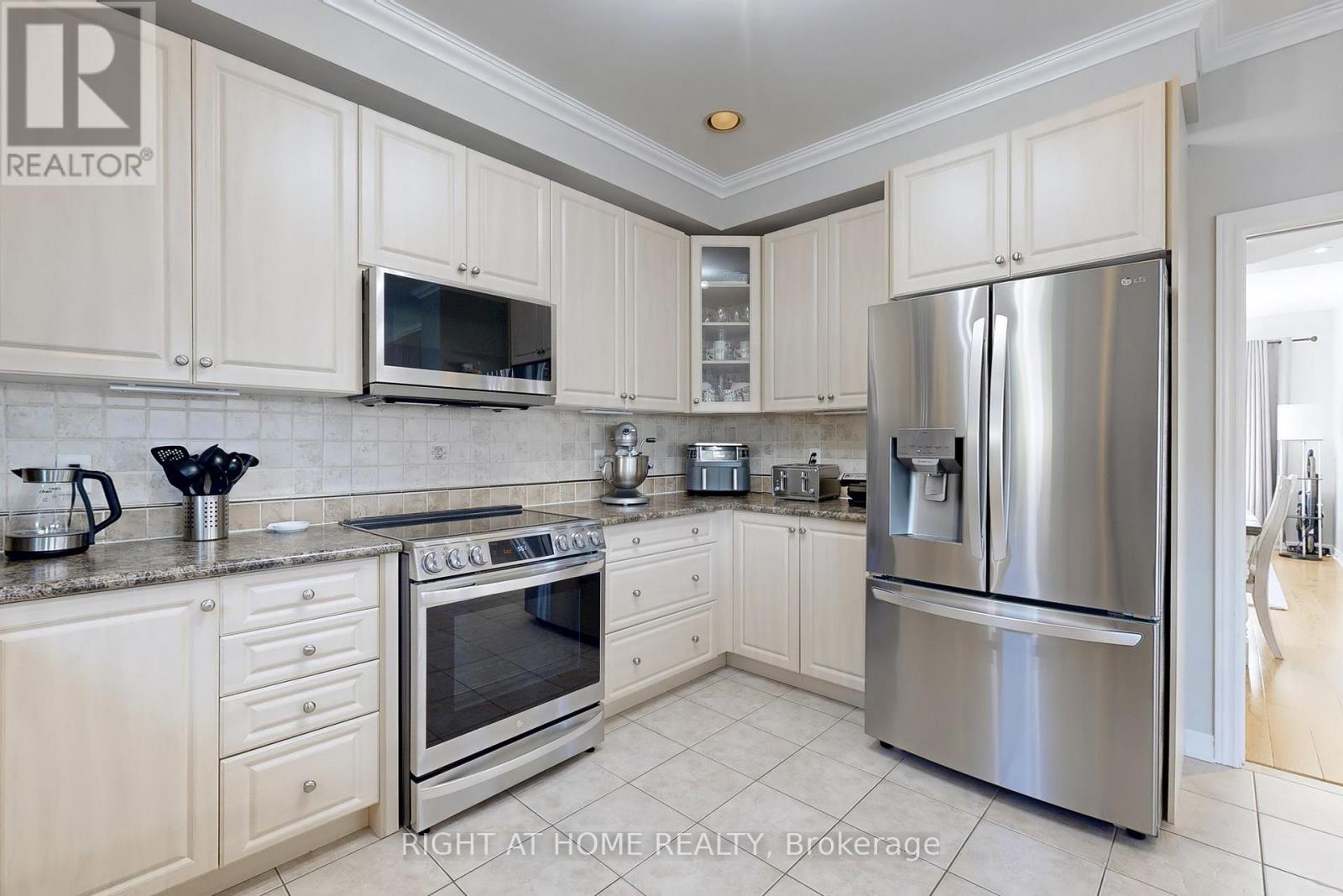 418 Mapleton Avenue, Barrie, Ontario  L4N 0Z9 - Photo 7 - S12165726