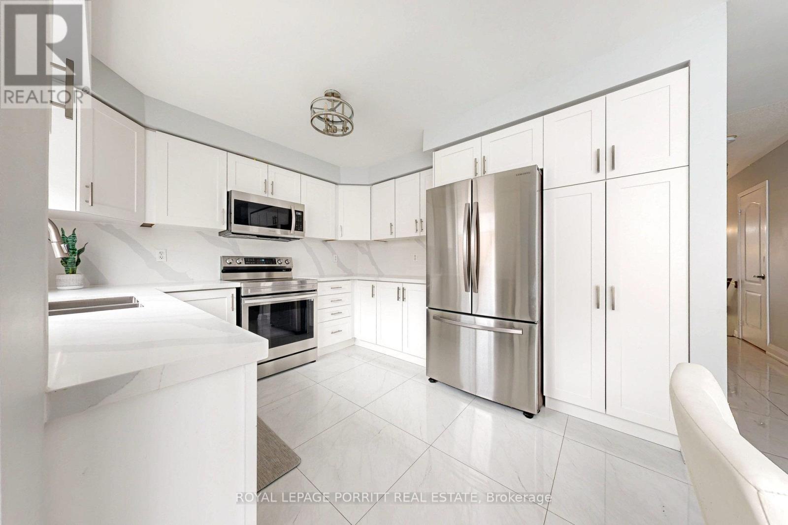 151 Decker Hollow Circle S, Brampton, Ontario  L6X 0L4 - Photo 9 - W12165599