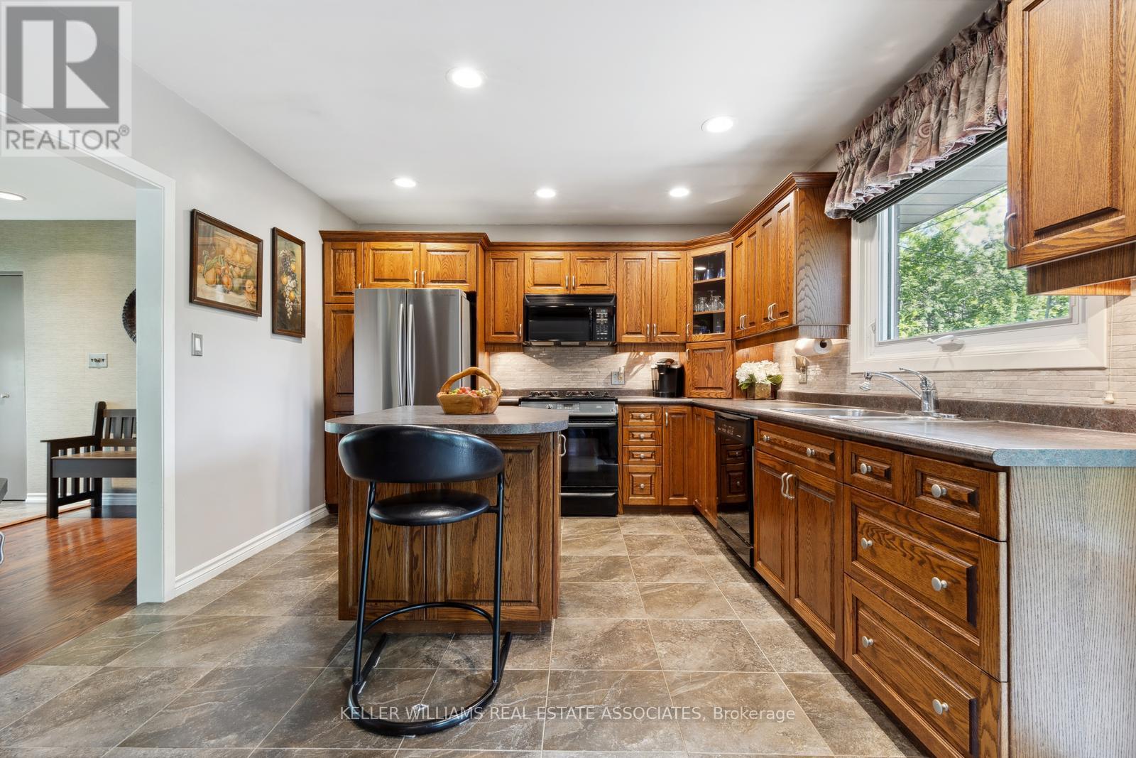 1330 Langdale Crescent, Oakville, Ontario  L6H 2K8 - Photo 9 - W12165649