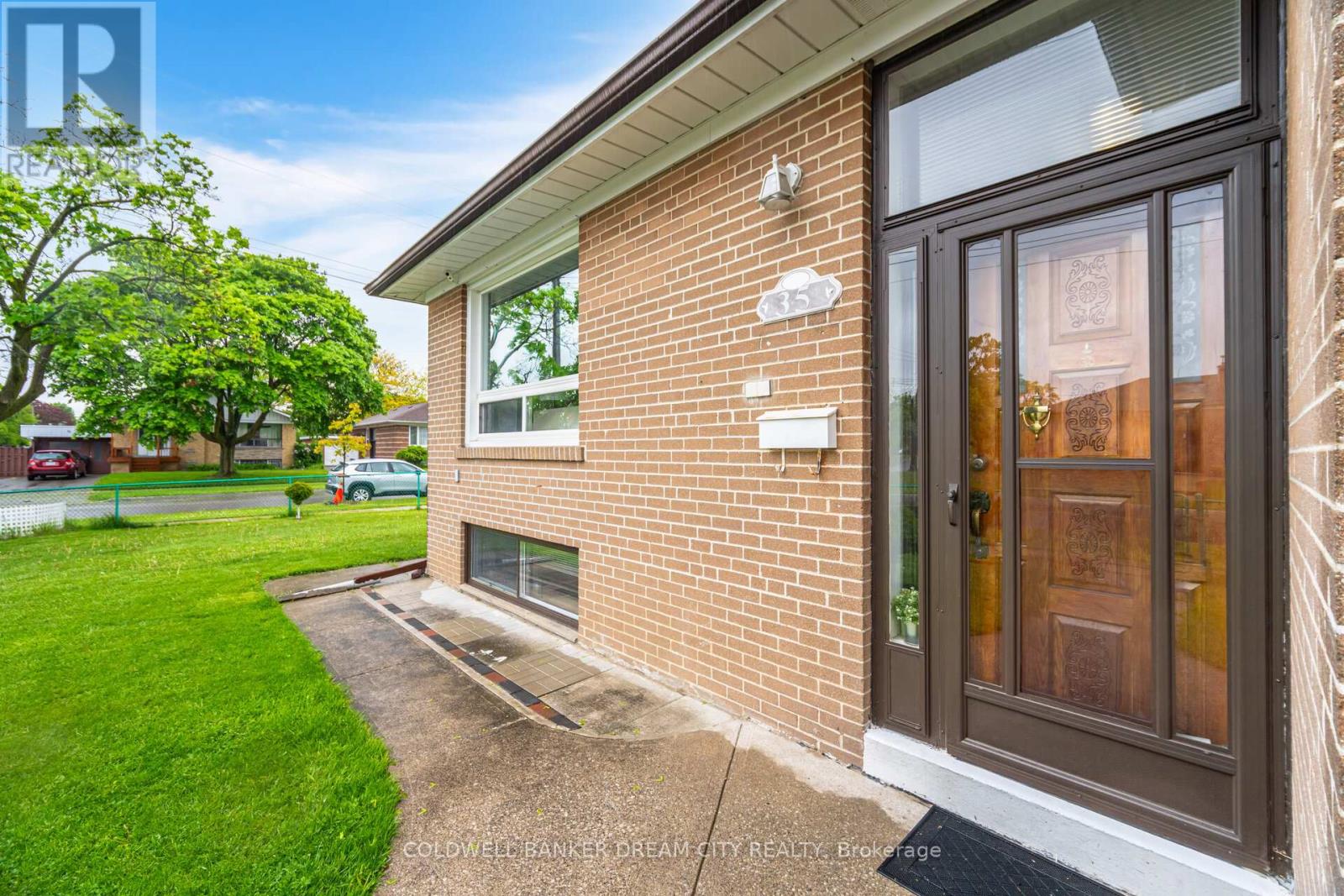 35 Guiness Avenue, Toronto, Ontario  M9W 3L1 - Photo 4 - W12165715