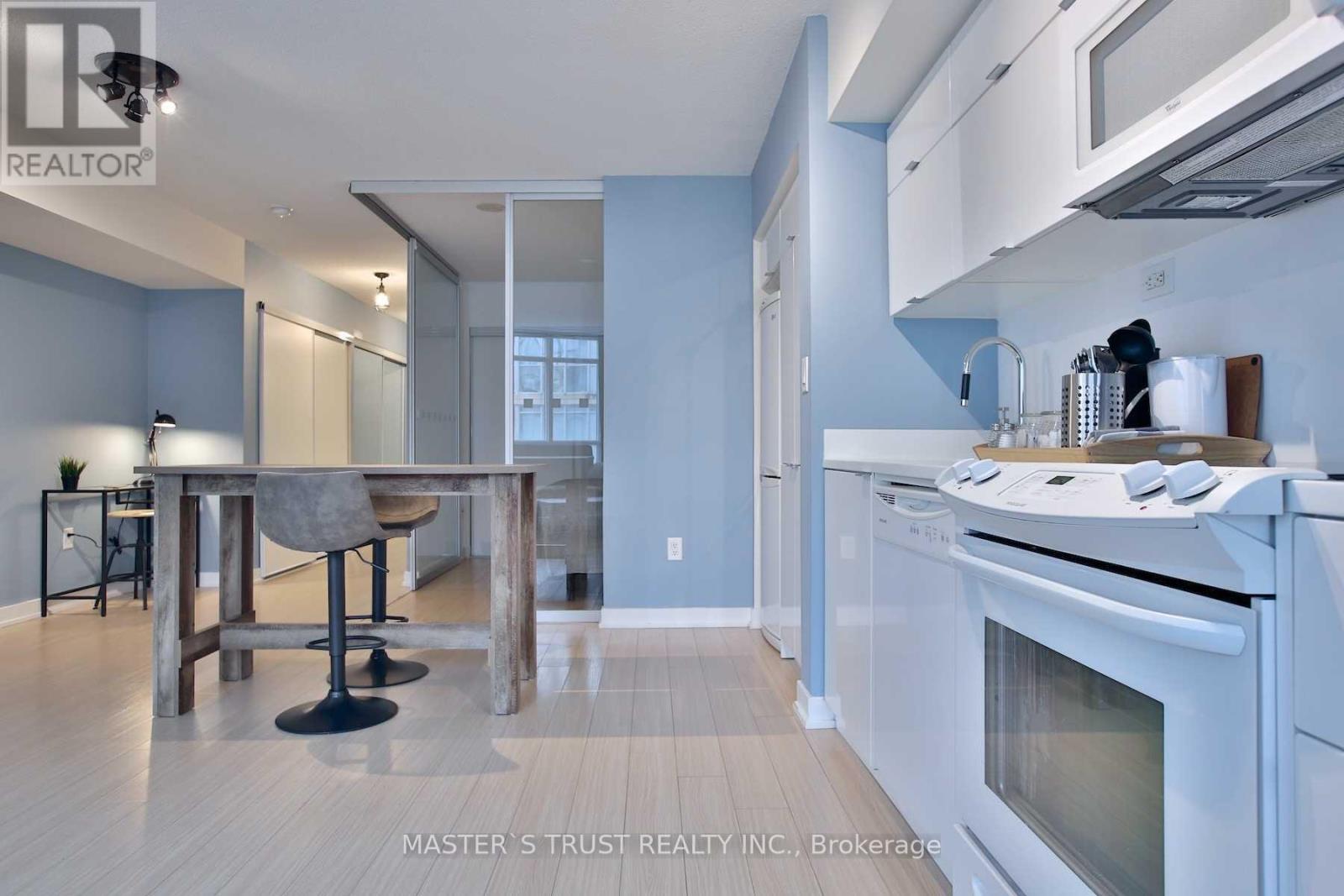 932 - 21 Iceboat Terrace, Toronto, Ontario  M5V 4A9 - Photo 3 - C12165912