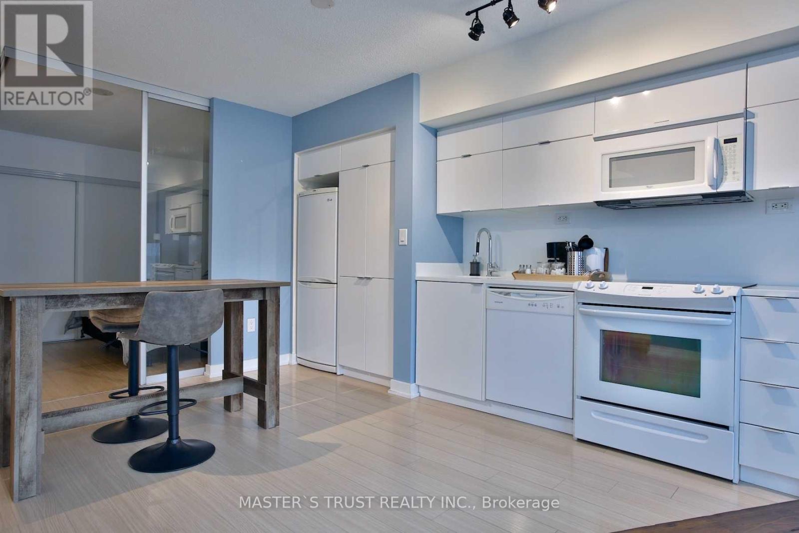 932 - 21 Iceboat Terrace, Toronto, Ontario  M5V 4A9 - Photo 5 - C12165912