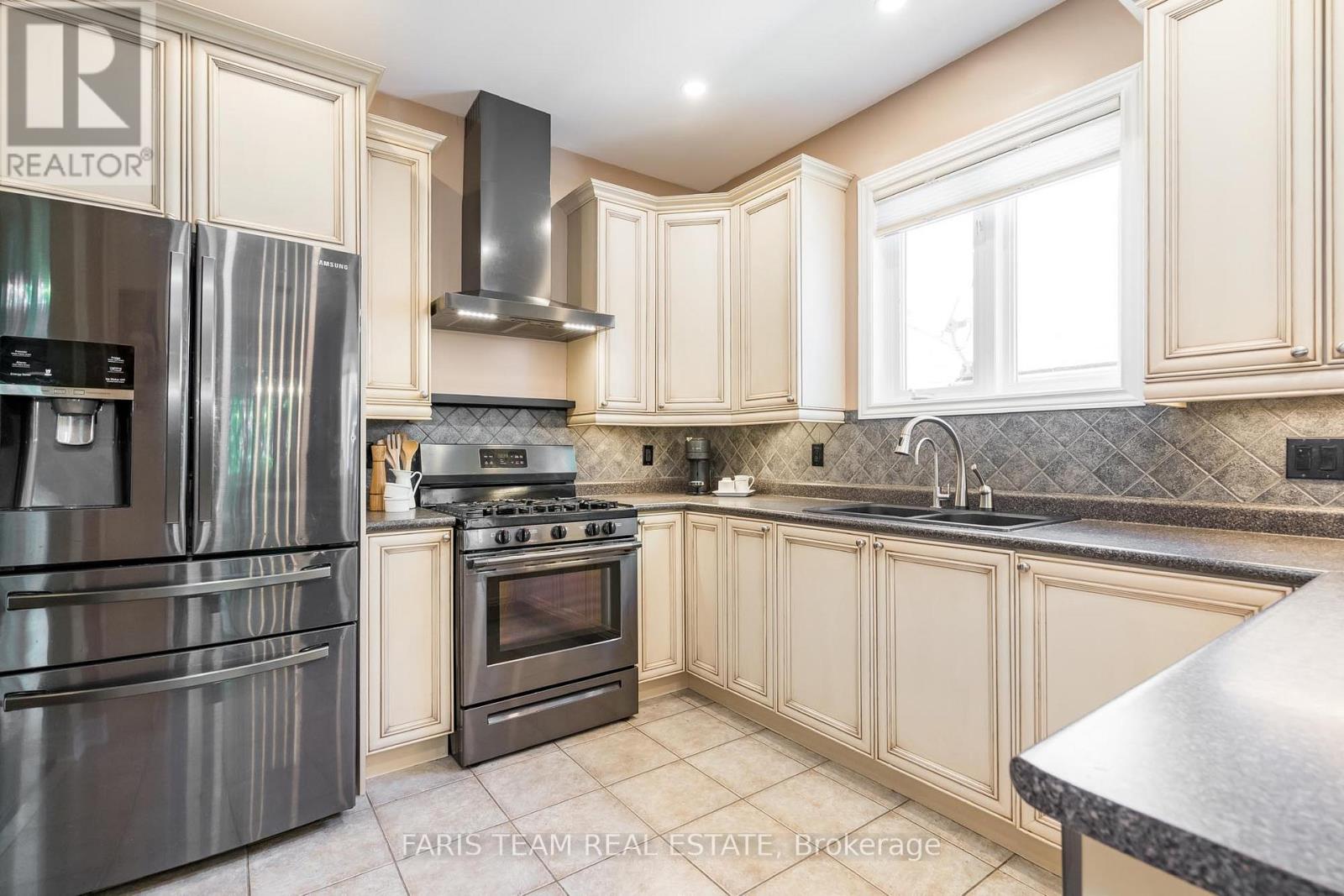 17 Oakmont Avenue, Oro-Medonte, Ontario  L0L 2L0 - Photo 5 - S12166016