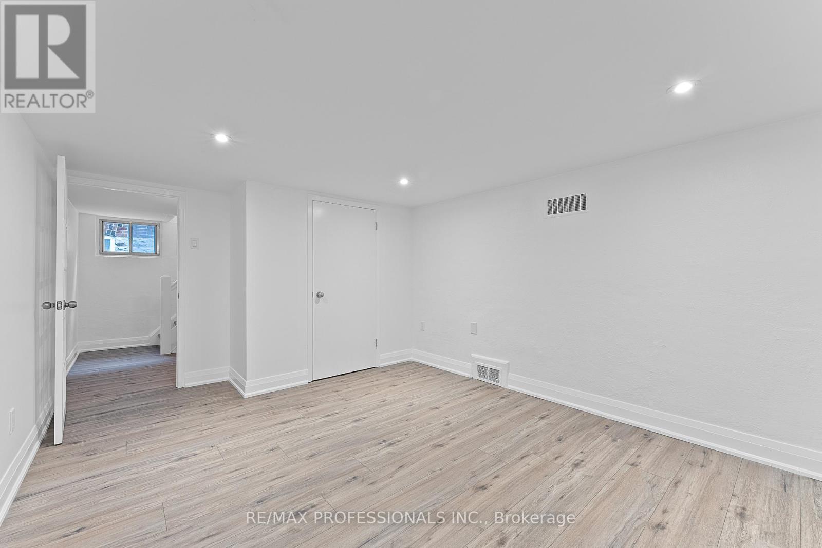 875 Royal York Road, Toronto (Stonegate-Queensway), Ontario  M8Y 2V5 - Photo 38 - W12166056