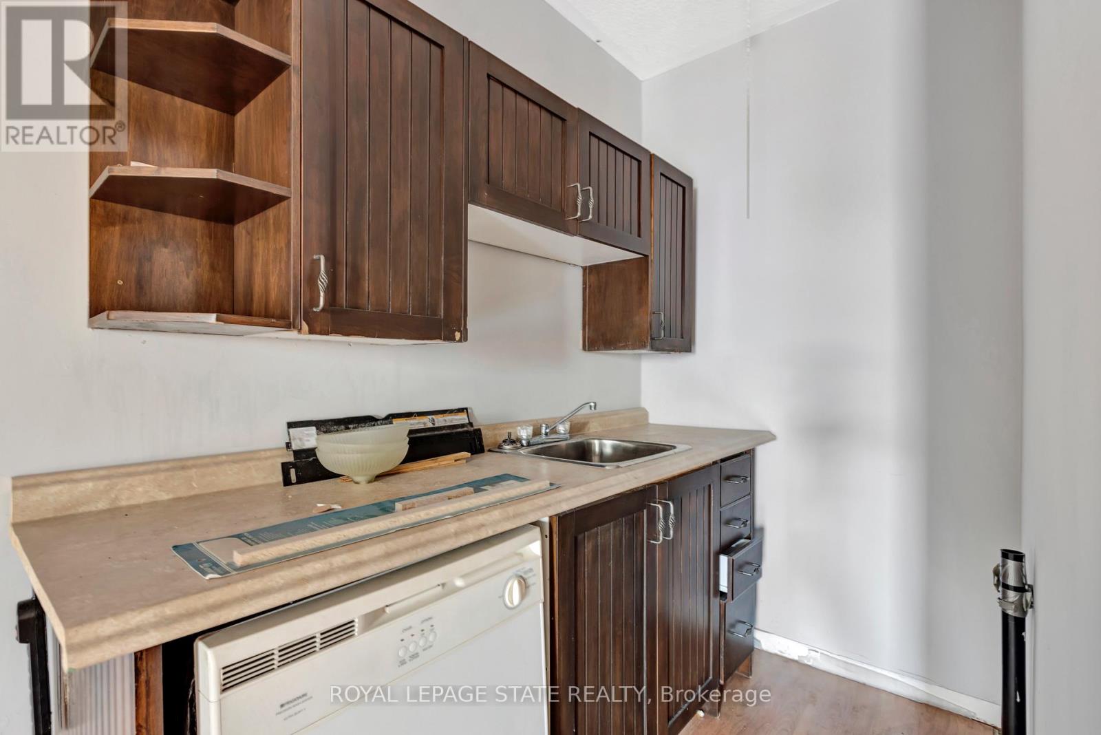 4528 Bridge Street, Niagara Falls, Ontario  L2E 2R7 - Photo 10 - X12165919