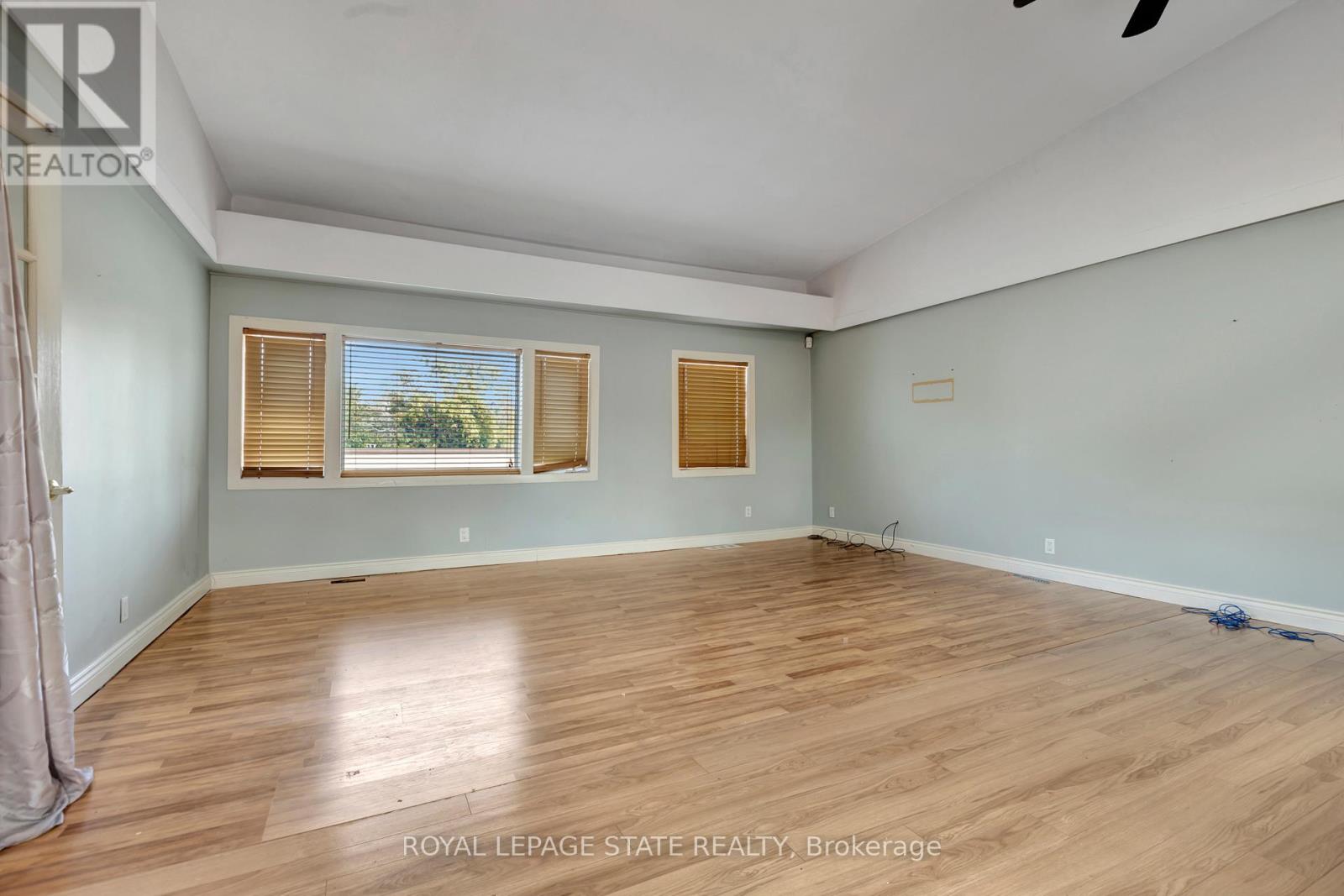 4528 Bridge Street, Niagara Falls, Ontario  L2E 2R7 - Photo 16 - X12165919