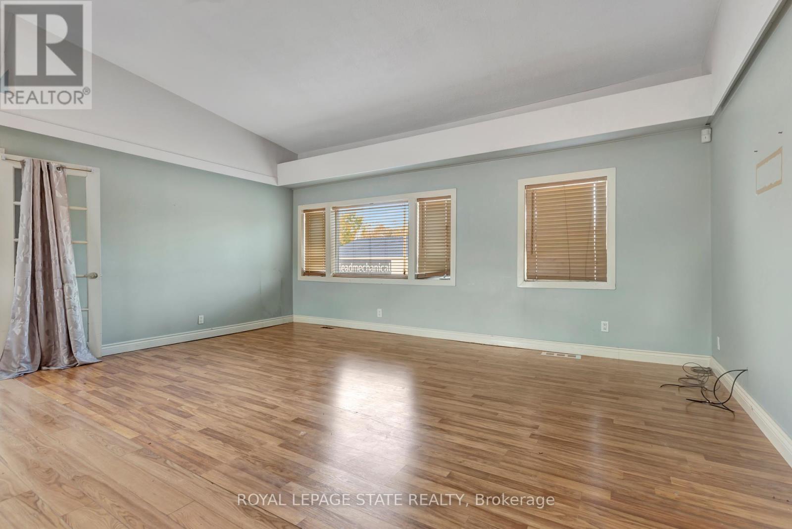 4528 Bridge Street, Niagara Falls, Ontario  L2E 2R7 - Photo 17 - X12165919