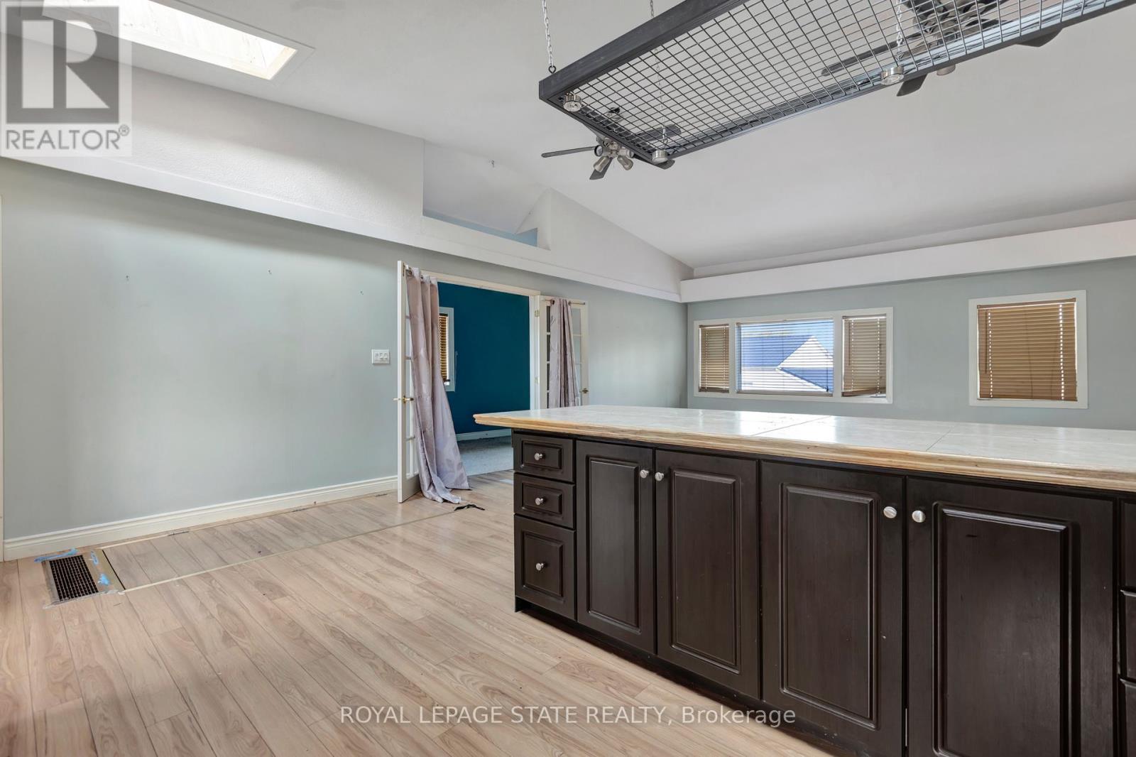 4528 Bridge Street, Niagara Falls, Ontario  L2E 2R7 - Photo 21 - X12165919