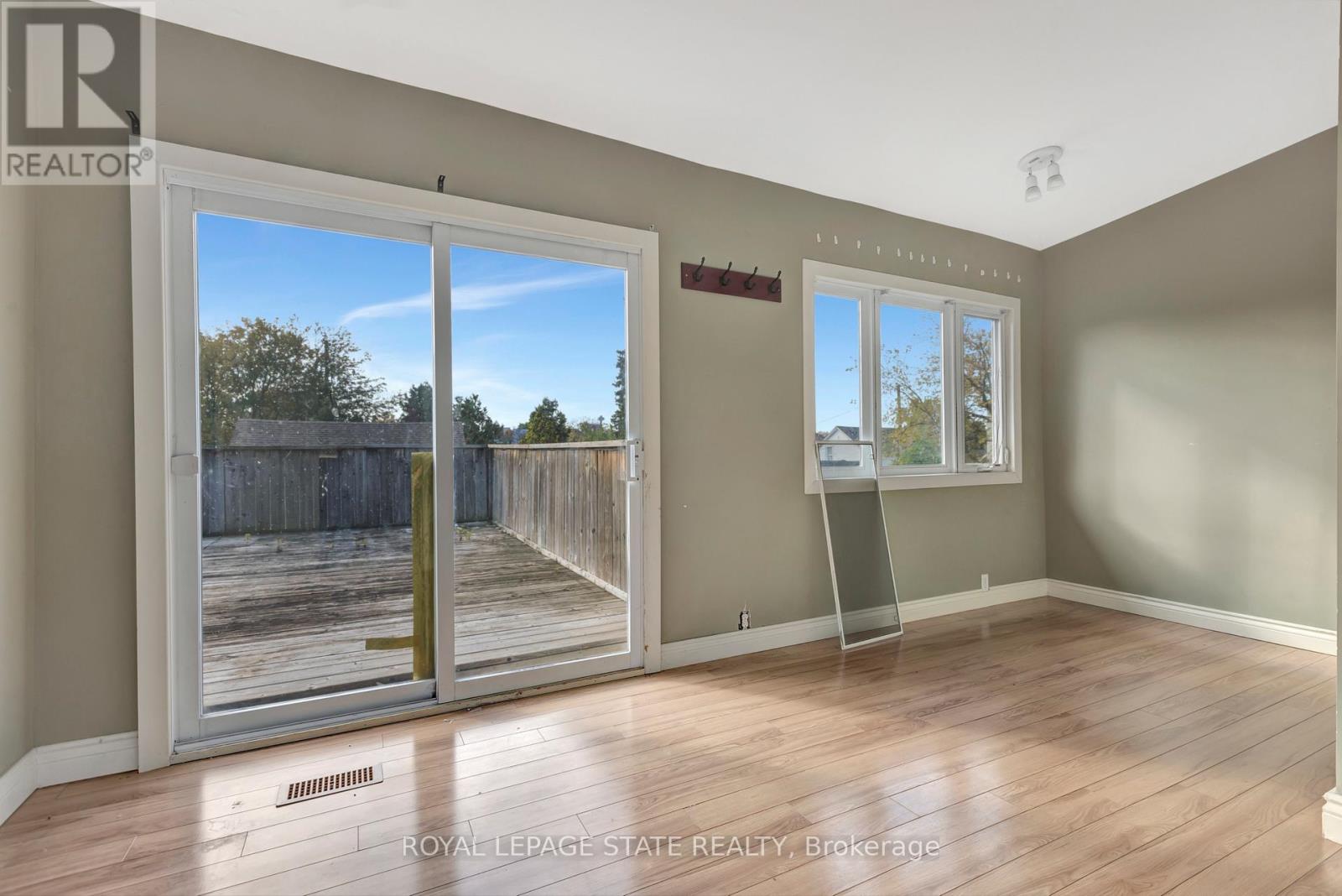 4528 Bridge Street, Niagara Falls, Ontario  L2E 2R7 - Photo 22 - X12165919