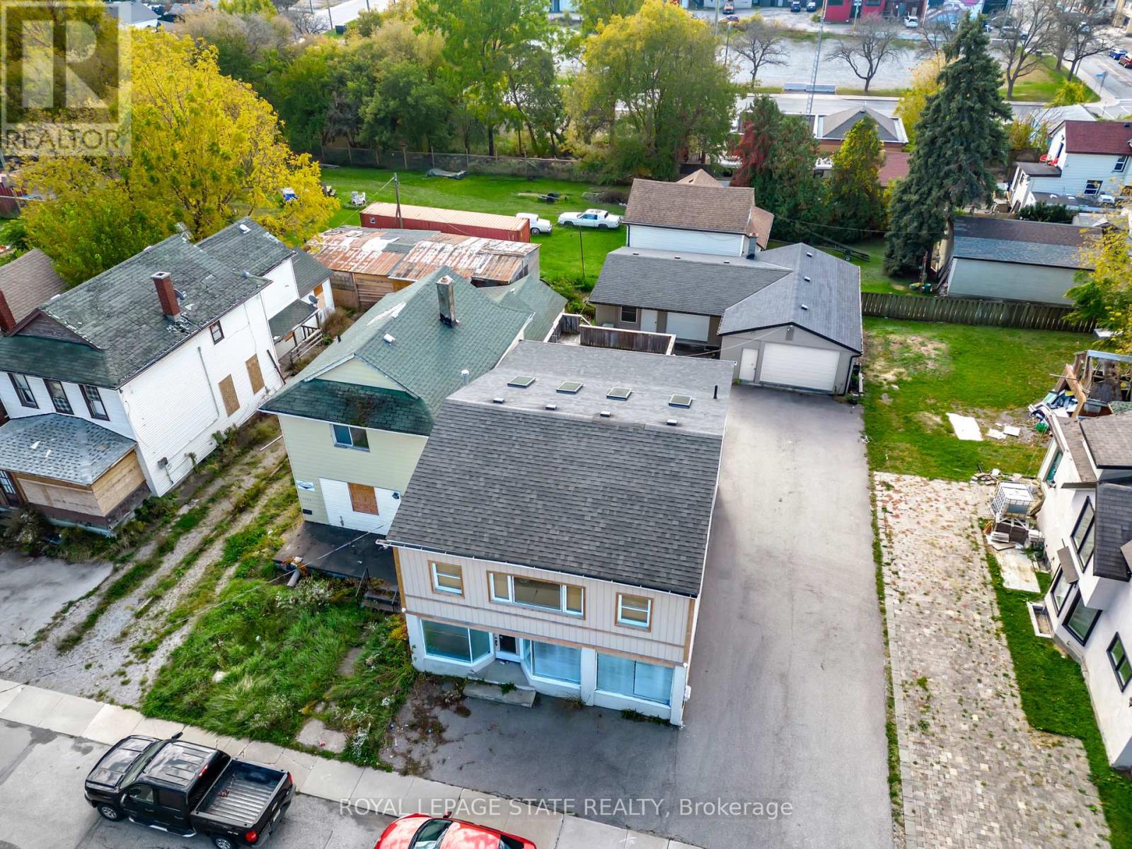 4528 Bridge Street, Niagara Falls, Ontario  L2E 2R7 - Photo 5 - X12165919